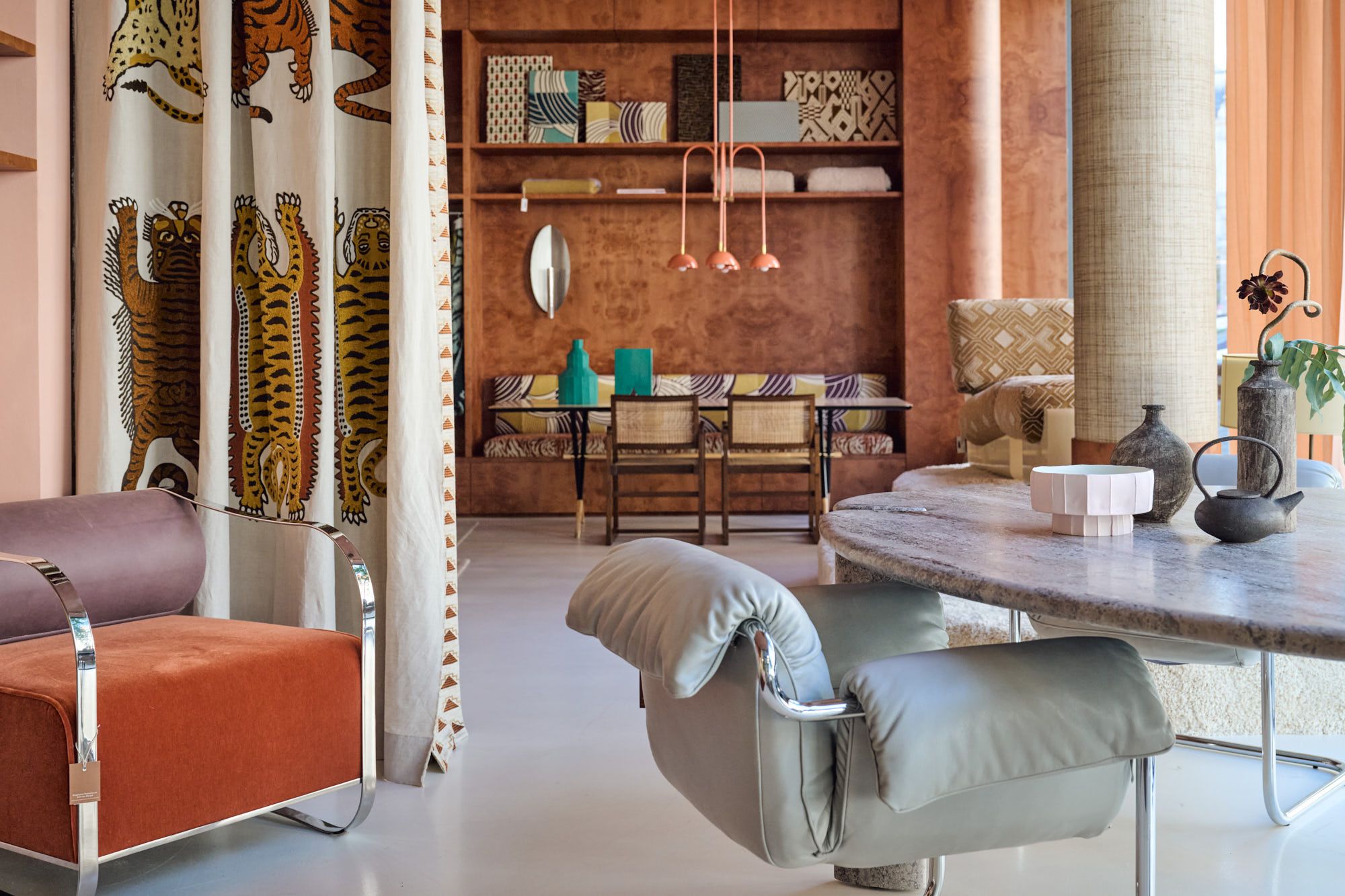 Der Showroom von Stephanie Thenhorst präsentiert exklusives Interior Design, hochwertige Möbel und kuratierte Wohnkonzepte in einer stilsicheren Inszenierung aus Materialien, Farben und Formen.