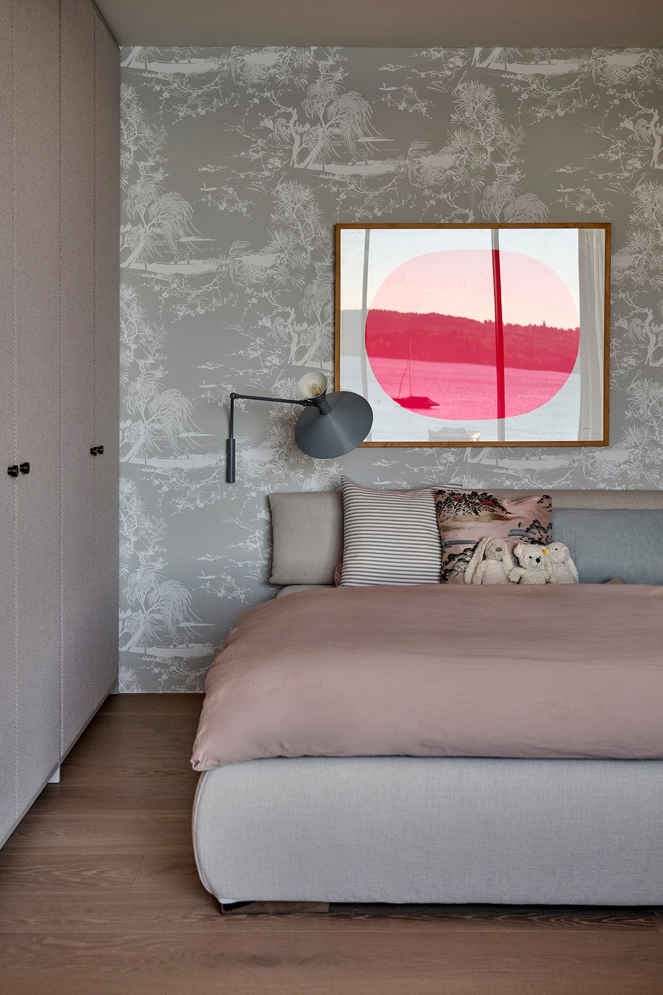 Sanftes Schlafzimmer-Design von Stephanie Thatenhorst mit harmonischen Pastelltönen, strukturierter Tapete und kunstvoller Wandgestaltung.