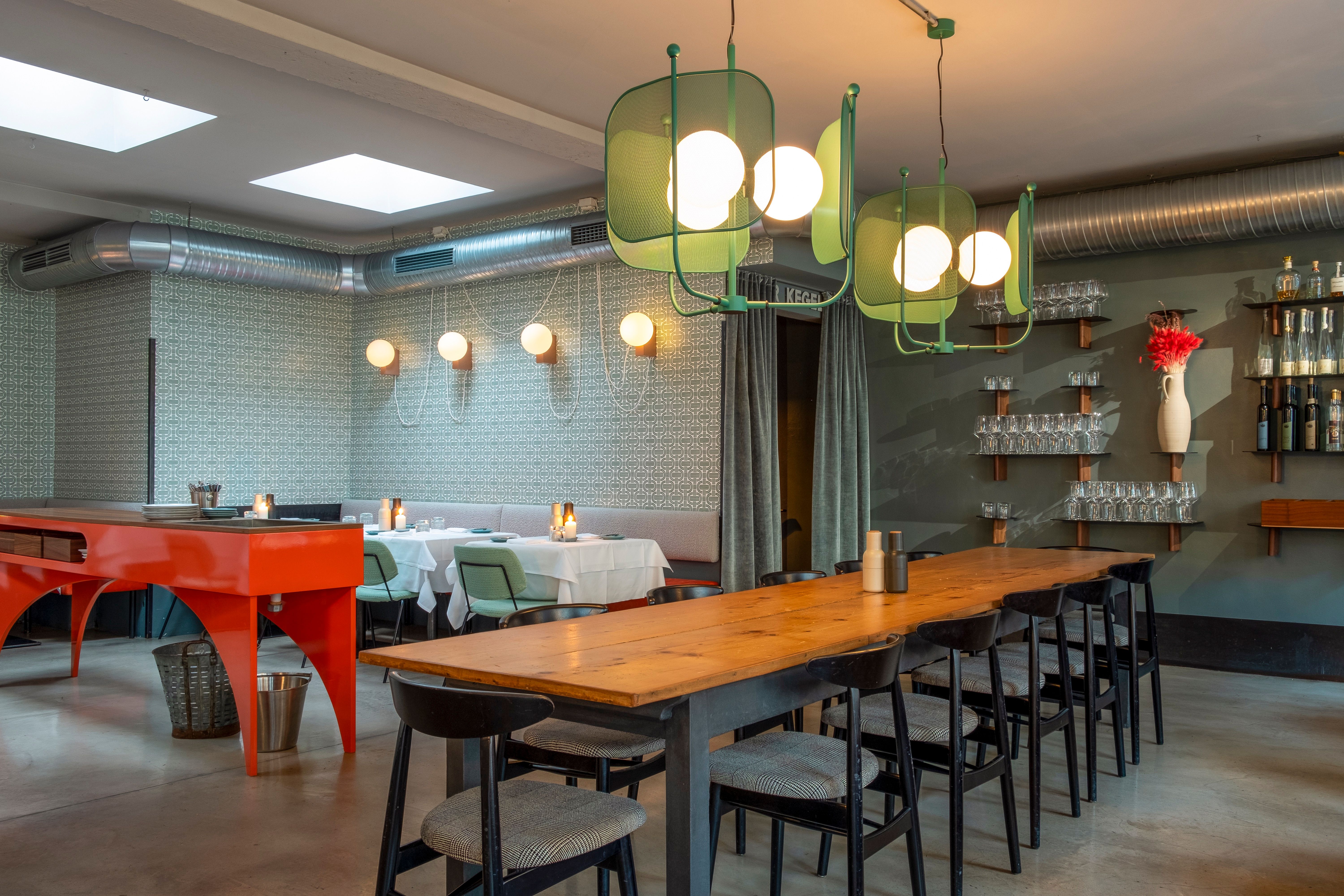 Die Renovierung 2019 bringt im Theresa Grill Restaurant lange Tafeln, offene Raumstrukturen und eine moderne Restaurantgestaltung in Balance.