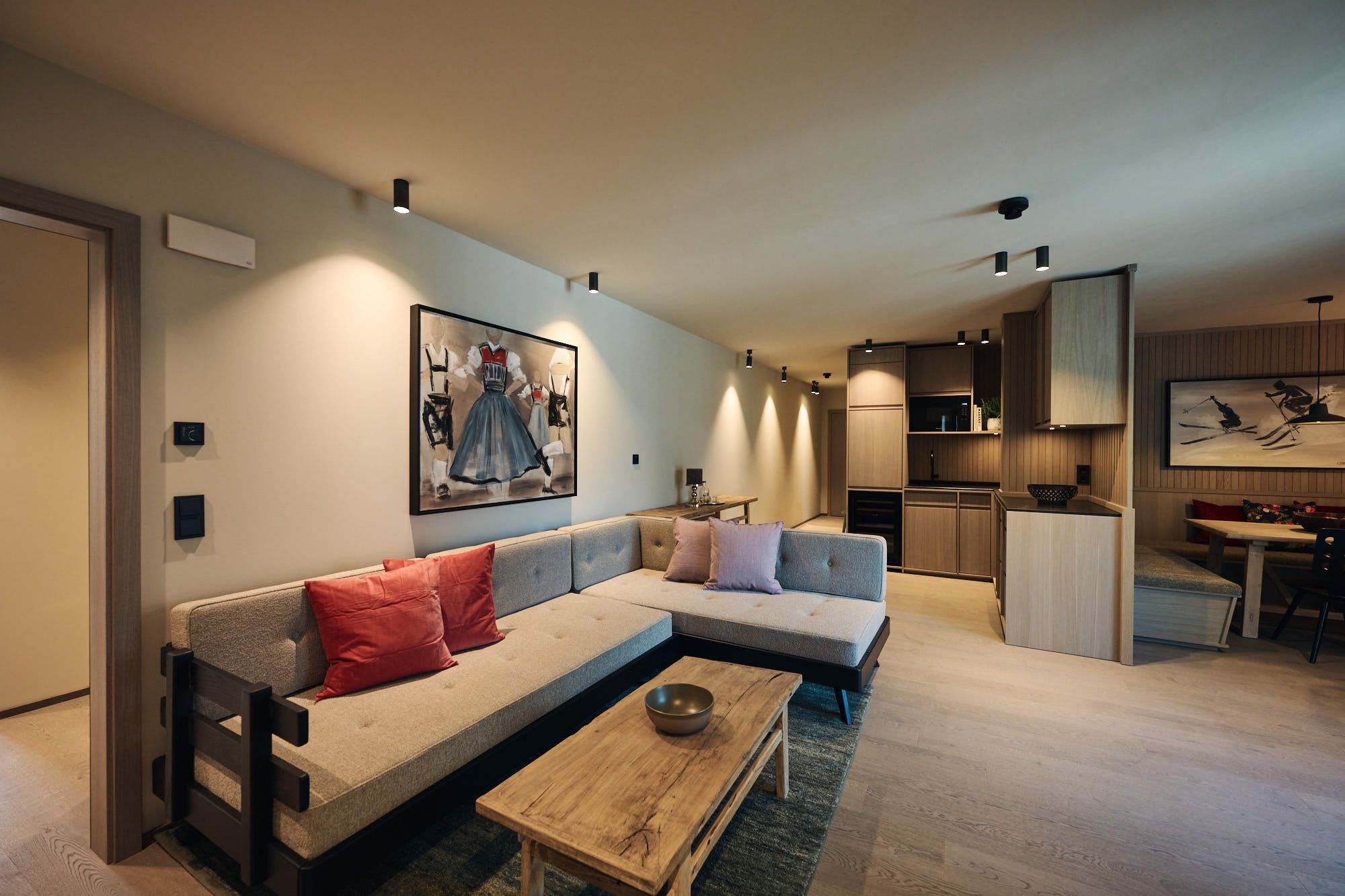 Im Wohnbereich des Ullrhaus kombiniert Stephanie Thatenhorst moderne Gemütlichkeit mit alpiner Leichtigkeit und warmen Materialien.