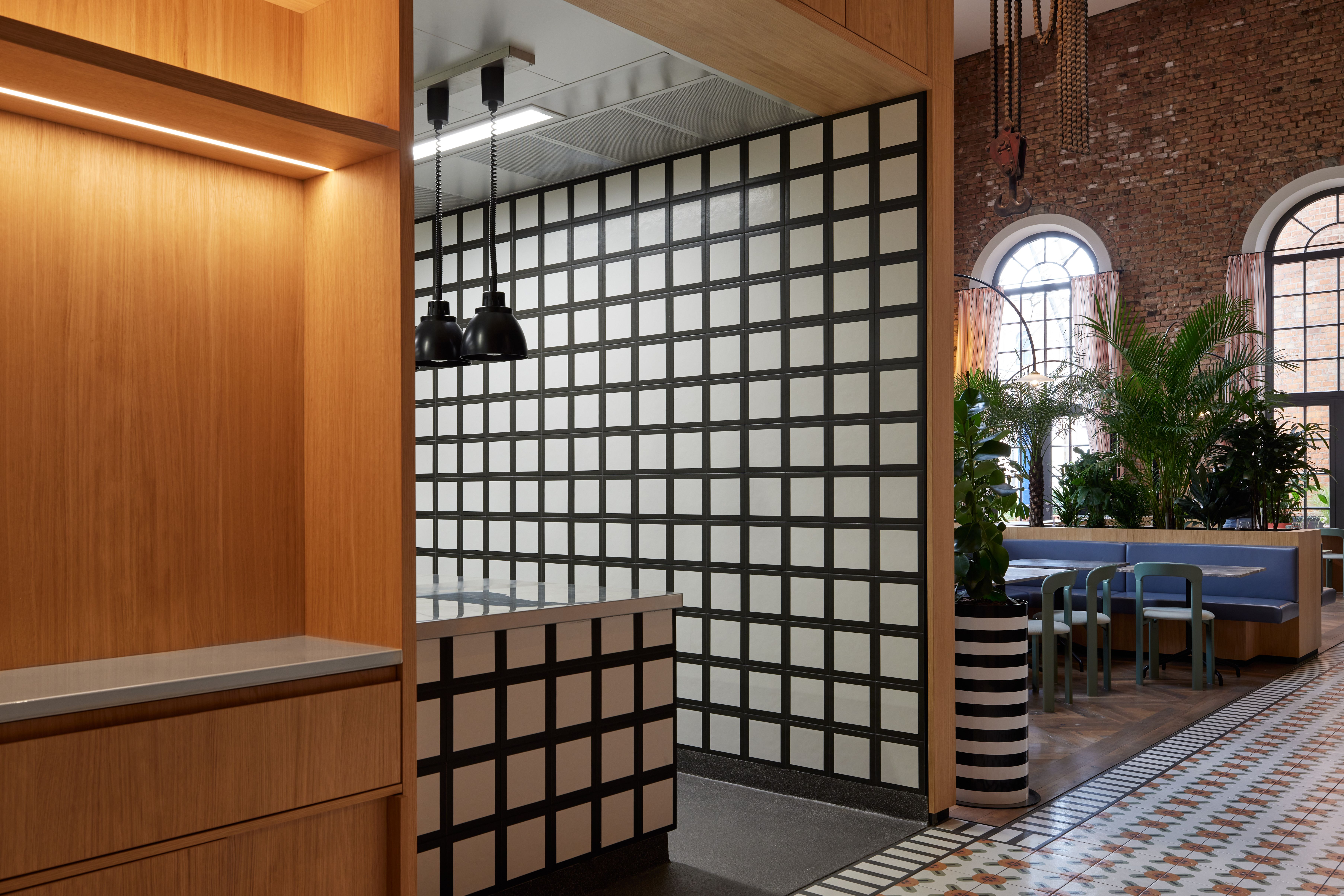 Die textile Farbskala in Terrakotta und Himmelblau der Brasserie im Turbinenhaus Kolbermoor wurde von Stephanie Thatenhorst als harmonisches Hospitality-Farbkonzept abgestimmt.