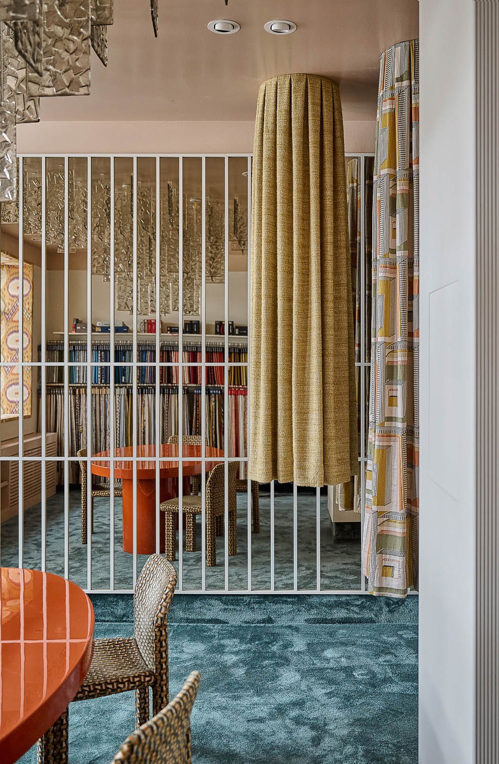 Die Stoffgalerie und Vorhanginstallation im Zimmer + Rohde Showroom wurden raffiniert von Stephanie Thatenhorst gestaltet.