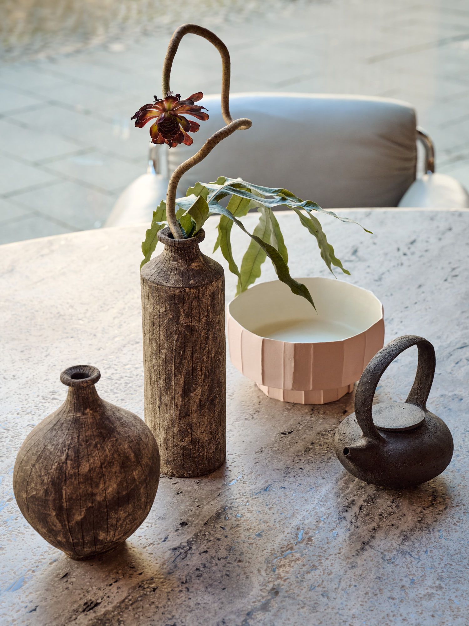 Stilvolle Wohnaccessoires im Showroom – handgefertigte Vasen und Designobjekte für eine natürliche, moderne Raumgestaltung.