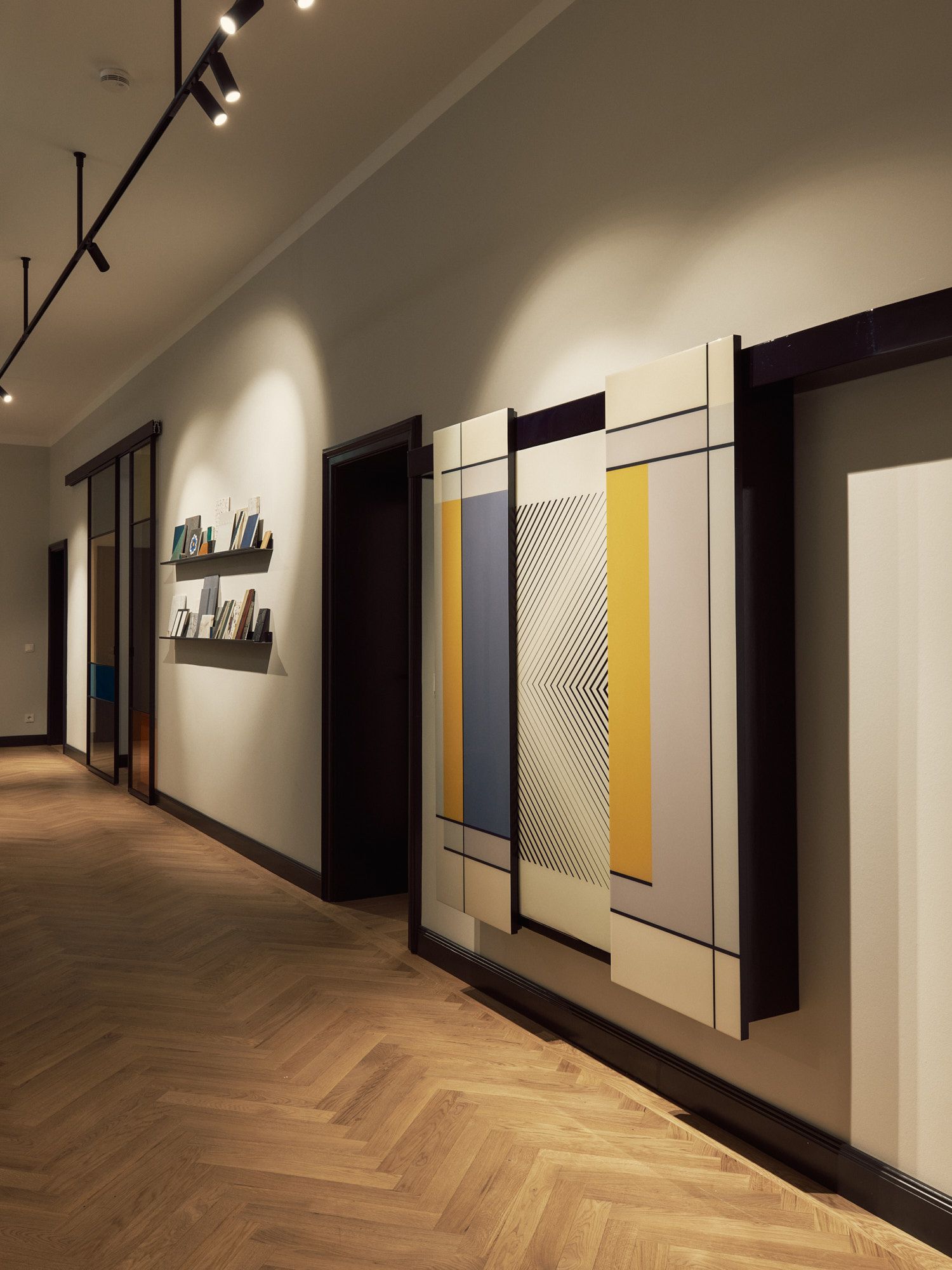 Die grafische Wandinstallation setzt einen starken architektonischen Akzent im modern gestalteten Büro von Stephanie Thatenhorst Interior Design.