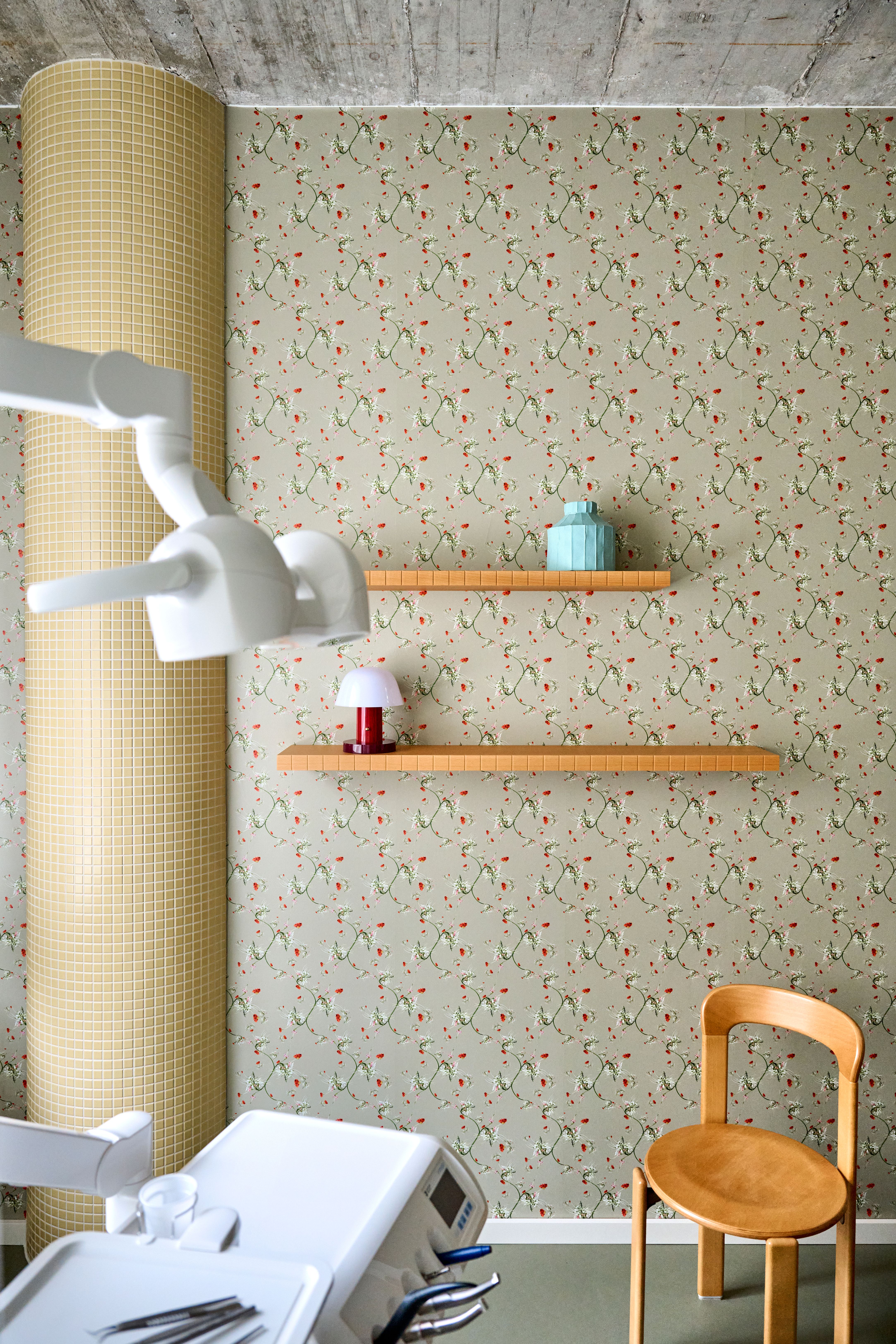 Innenraum mit Designmöbeln im Stil von Stephanie Thatenhorst für Lieblingszahnarzt.