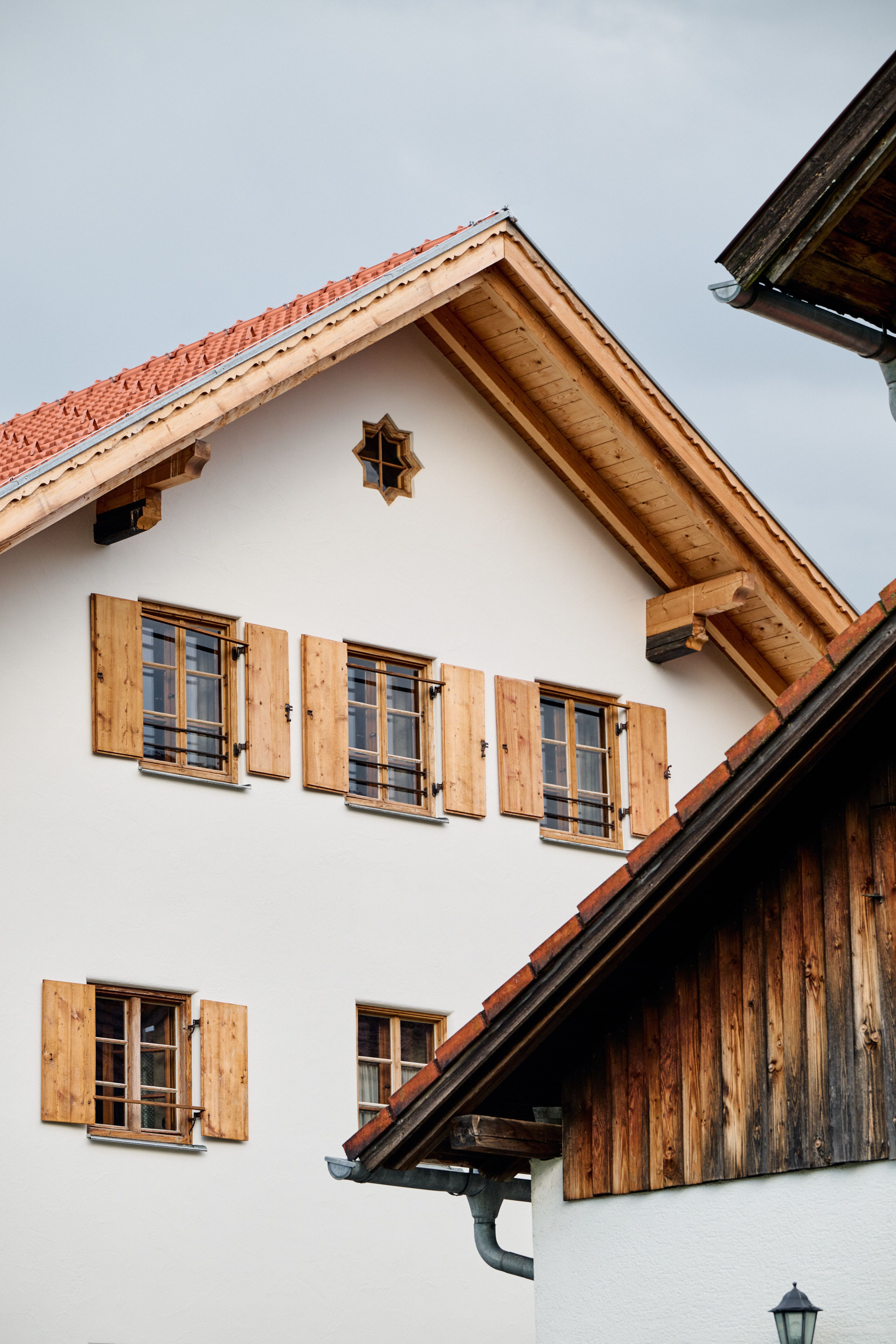 Designed by Stephanie Thatenhorst, vereint dieses präzise restaurierte Farmhaus historische Fensterläden, klare Putzarchitektur und warmes Holzhandwerk zu einer authentischen Interpretation alpiner Bautradition.