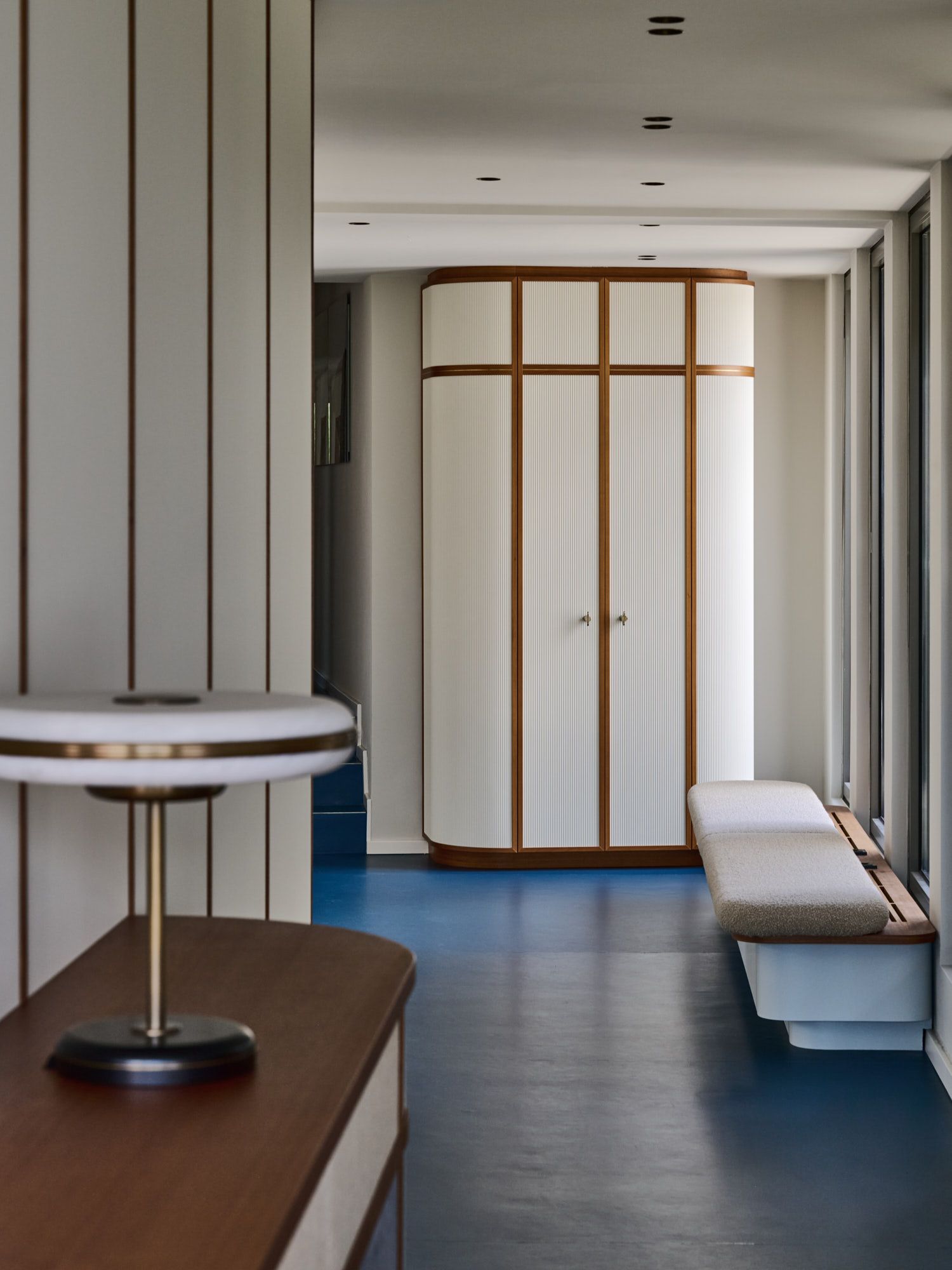 Ein maßgeschneidertes Interior-Design-Projekt im unverwechselbaren Stil von Stephanie Thatenhorst, geprägt von harmonischen Materialien, klaren Linien und architektonischer Finesse.