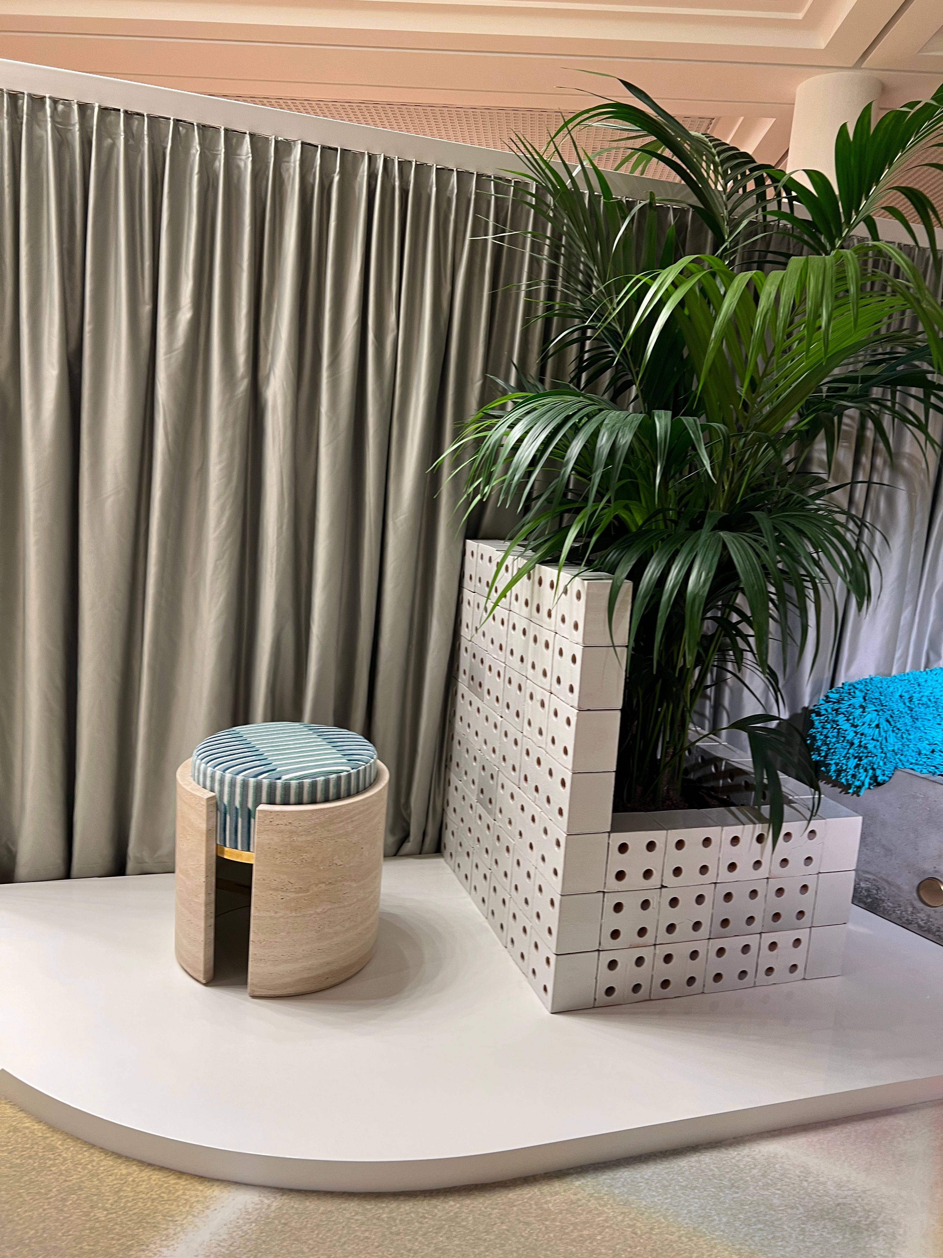 Die plastische Begrünung und das schimmernde Licht spiegeln Stephanie Thatenhorsts immersive Gestaltung für AD New Perspectives: Invitation to Daydream wider.