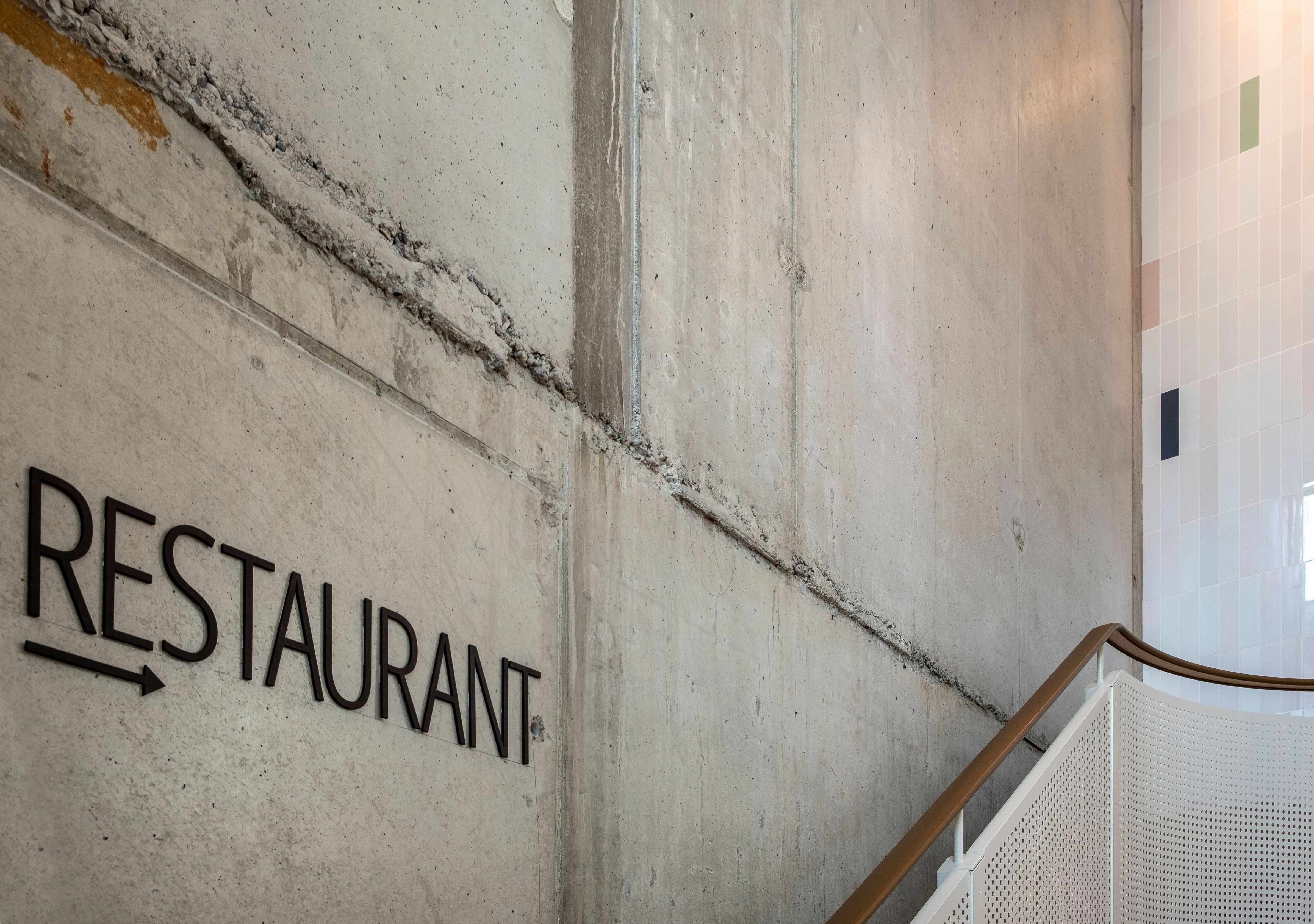 Die rohe Betonarchitektur und das klare Leitsystem im Lilli P spiegeln Stephanie Thatenhorsts Mix aus Urbanität und feinsinnigem Interior Design wider.