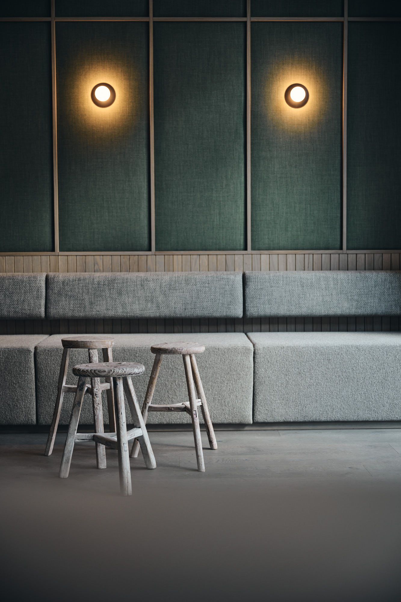 Die Sitzlandschaft mit organischen Hockern im Wellnessbereich des Ullrhaus Hotels zeigt Stephanie Thatenhorsts Kombination aus Naturmaterialien und grafischer Ruhe.