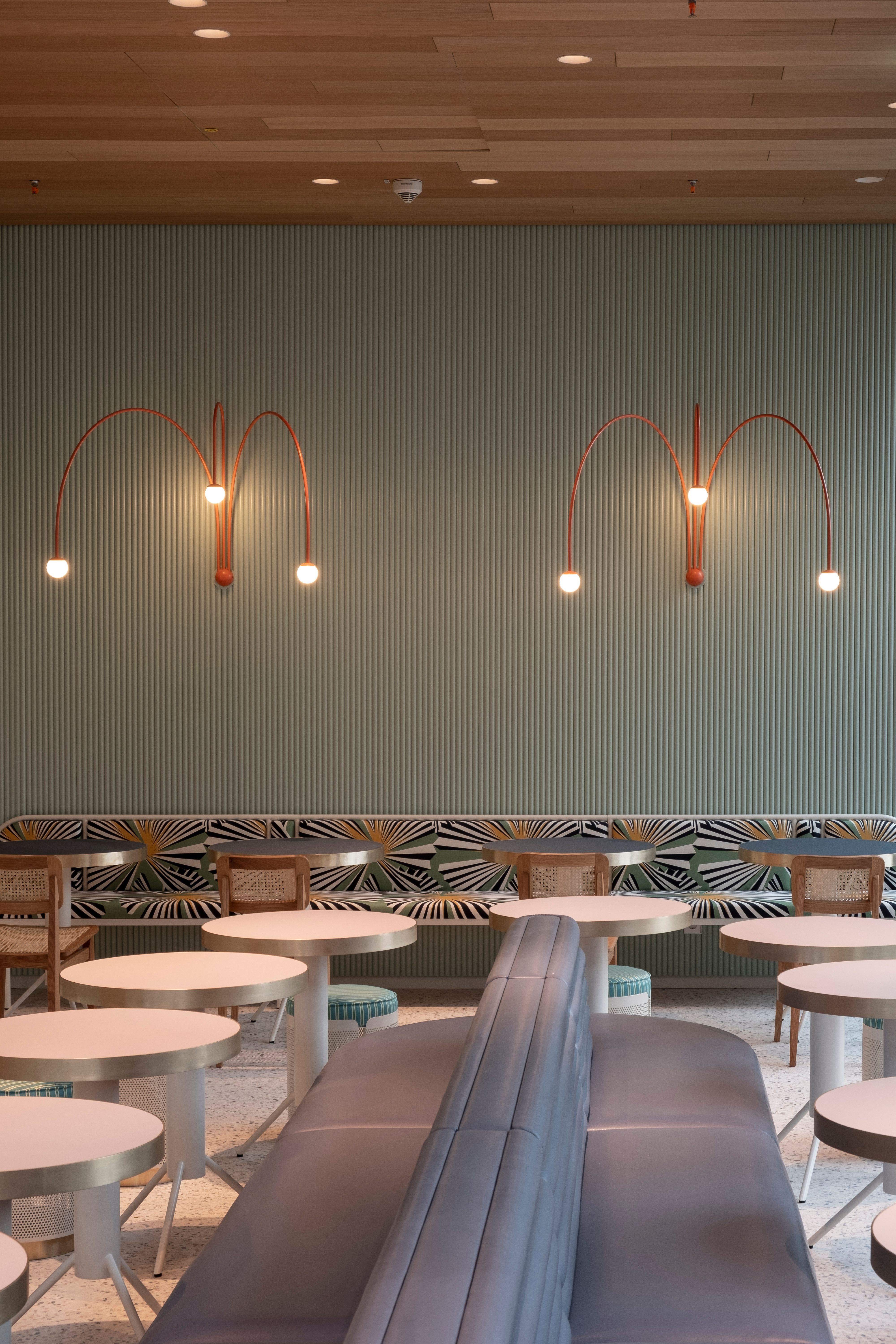 Das Lilli P Restaurant präsentiert unter der Gestaltung von Stephanie Thatenhorst ein stimmiges Zusammenspiel aus organischen Formen, farbigen Details und einer luftigen Raumwirkung.