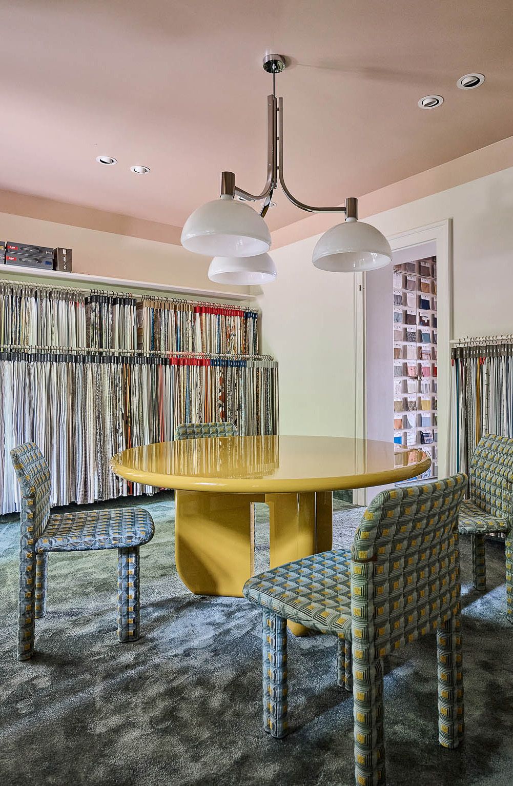 Dieses Bild zeigt den gelben Signature-Konferenztisch im Zimmer + Rohde Showroom, entworfen von Stephanie Thatenhorst.