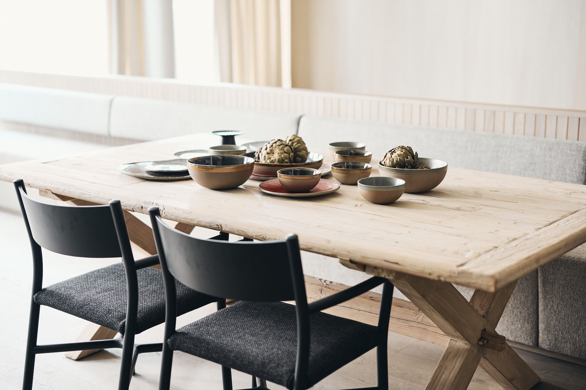 Im Ullrhaus zeigt Stephanie Thatenhorst eine moderne Alpine Dining-Ästhetik, bei der handgefertigte Keramik und naturbelassene Materialien harmonisch verschmelzen.