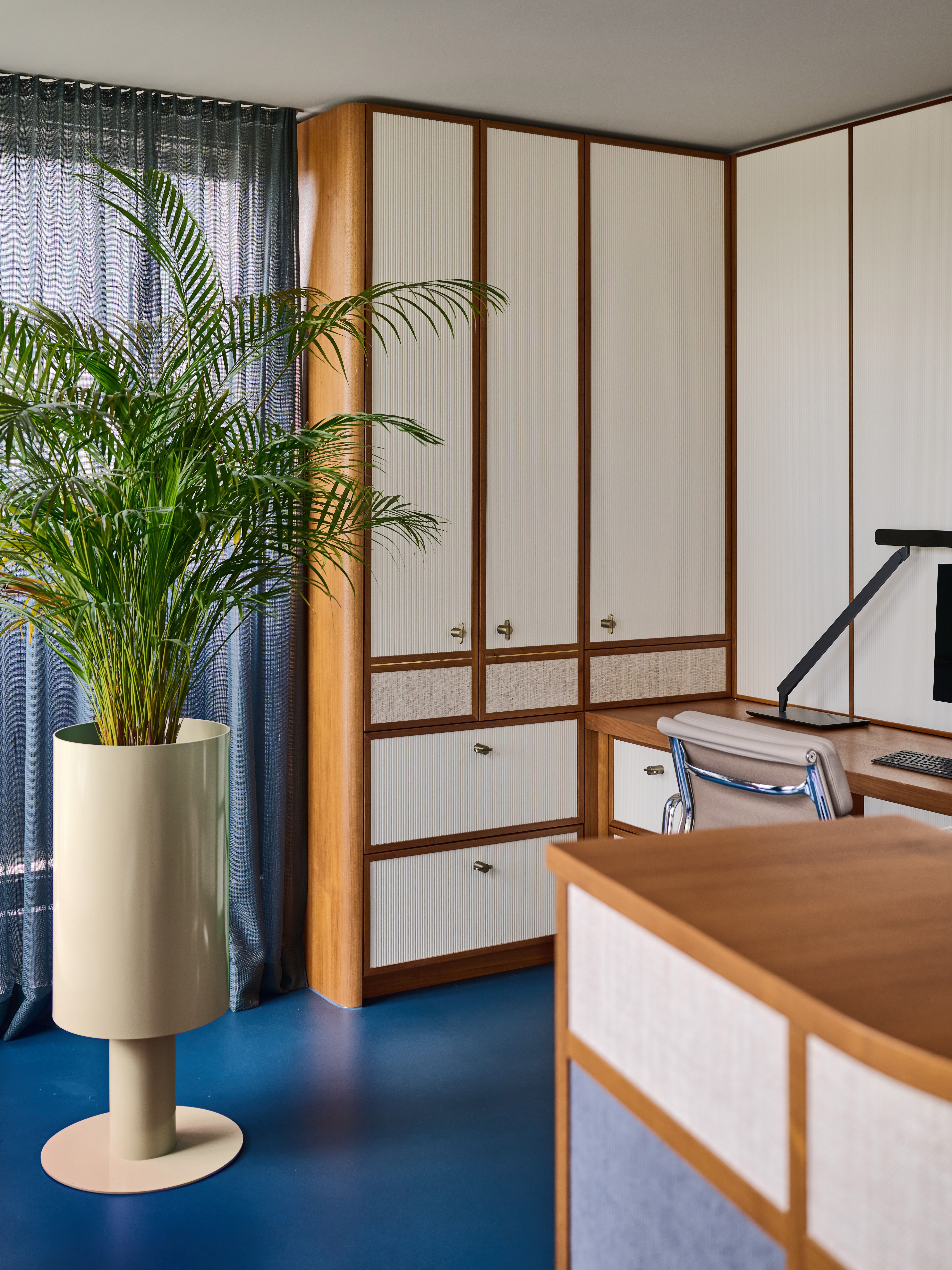 Das private Büroprojekt von Stephanie Thaenhorst verbindet warme Holzakzente, elegante Einbaumöbel und ein harmonisches Farbkonzept zu einer stilvollen, ruhigen Arbeitsumgebung mit hoher Designqualität.