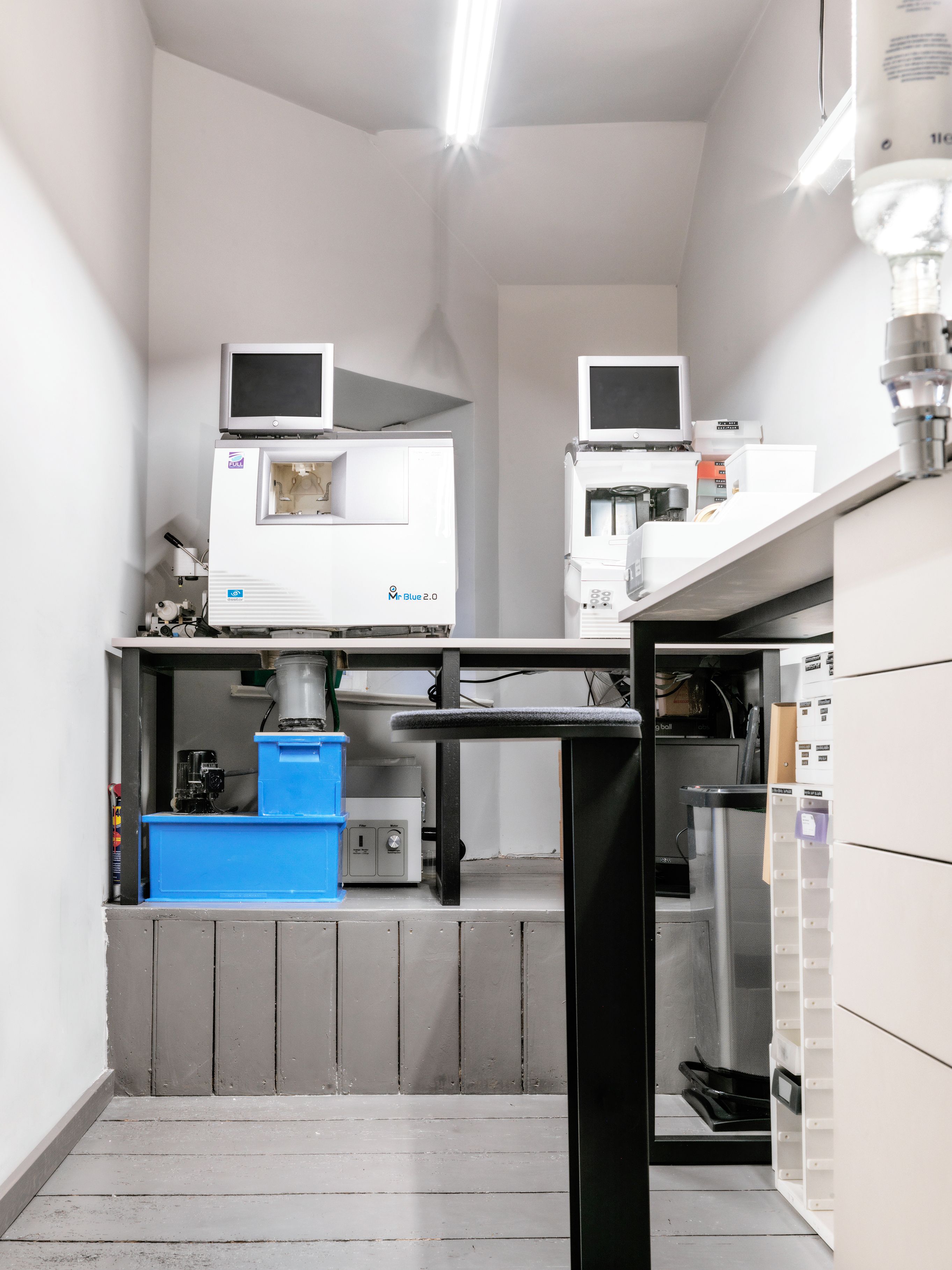 Dieses Bild zeigt den von Stephanie Thatenhorst designten Mykita Shop München mit hochmoderner Werkstattausstattung in klarer, minimalistischer Raumarchitektur.