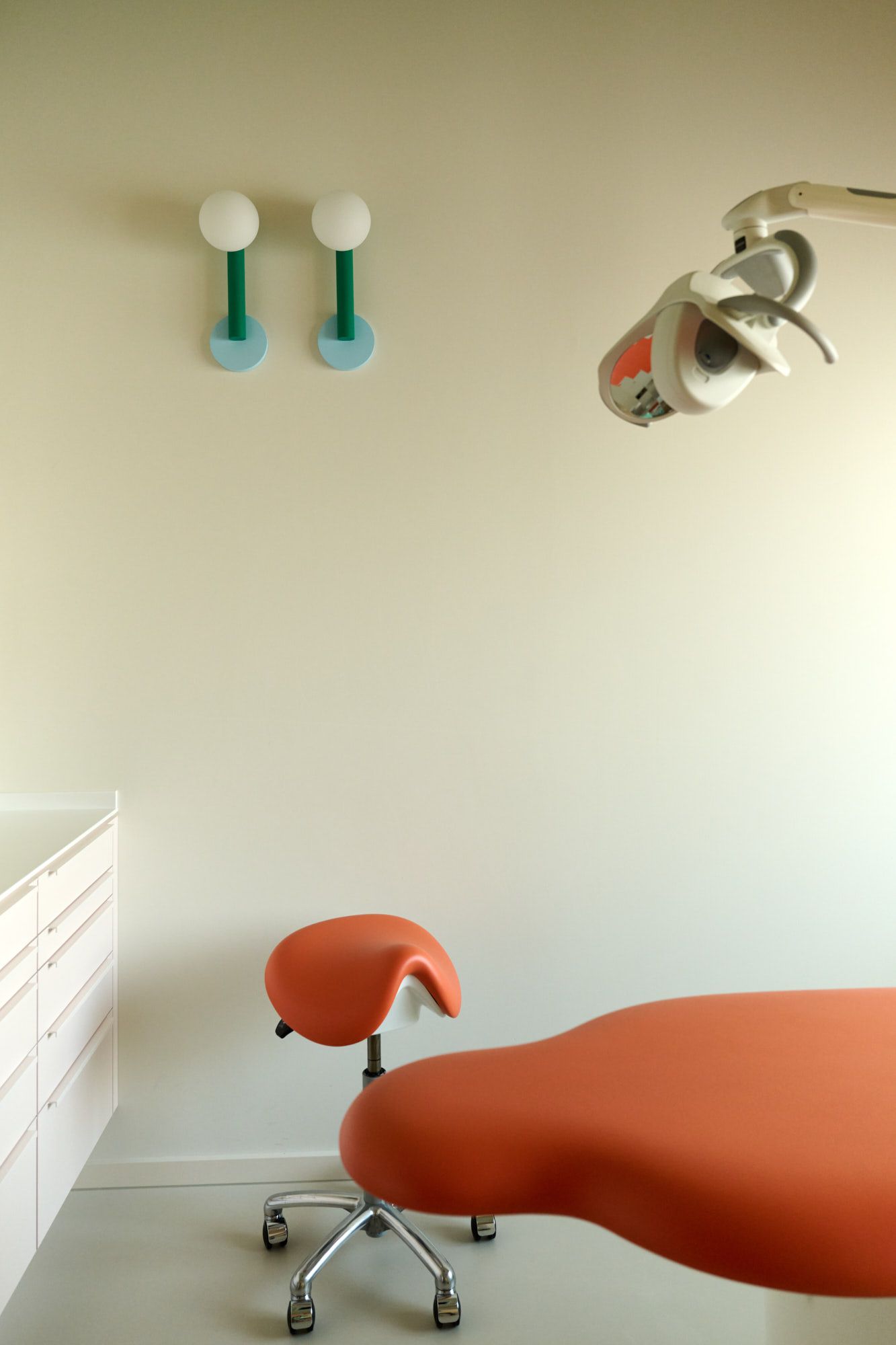 Moderne Zahnarztpraxis mit farbenfrohem, kindgerechtem Interior Design, das Funktionalität, Komfort und eine positive Wohlfühlatmosphäre für Patientinnen und Patienten vereint.