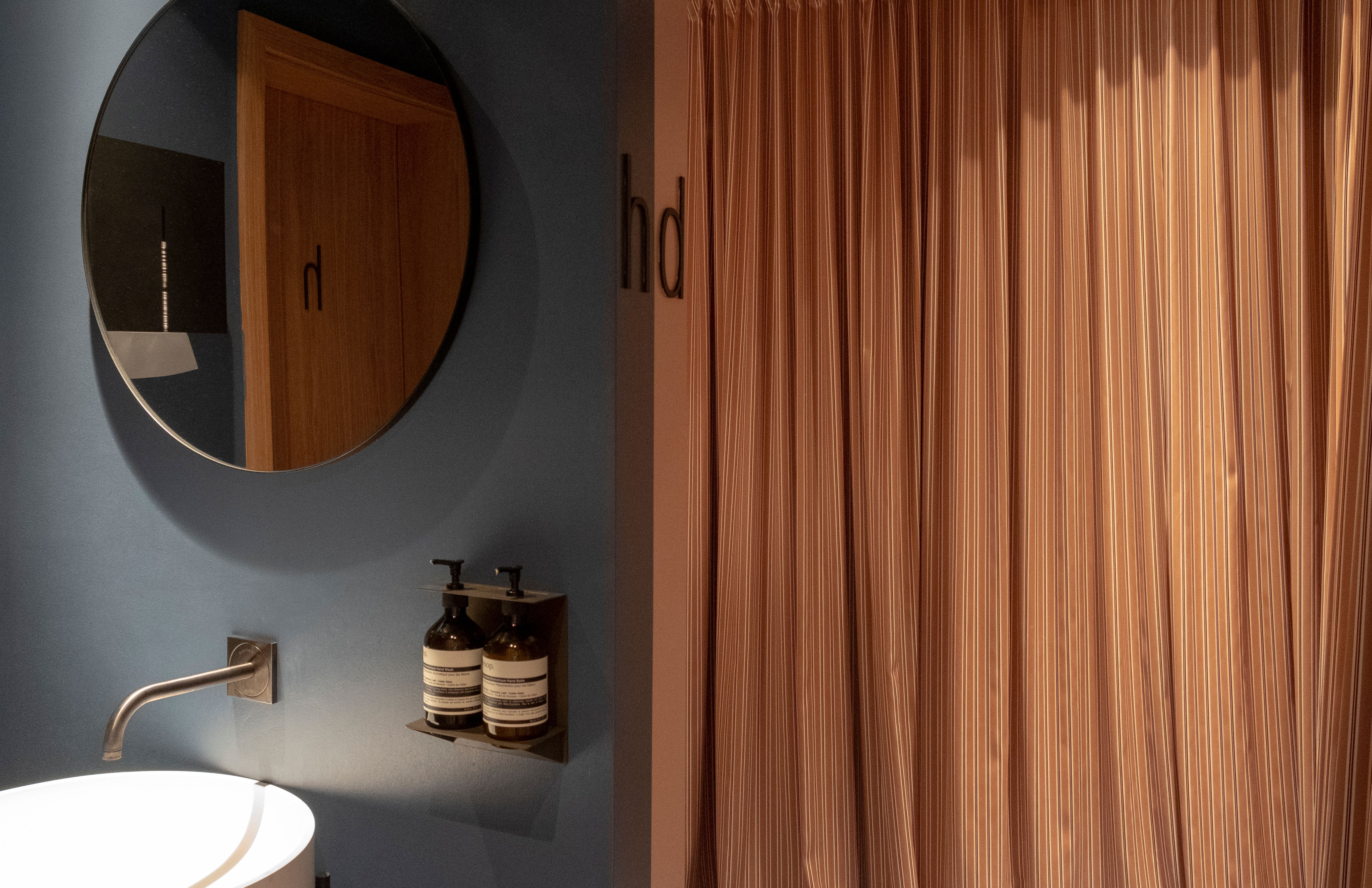 Die stimmige Kombination aus weichen Textilien und klaren Linien macht das Sanitärkonzept im Lilli P zu einem typischen Beispiel für Stephanie Thatenhorsts Designästhetik.