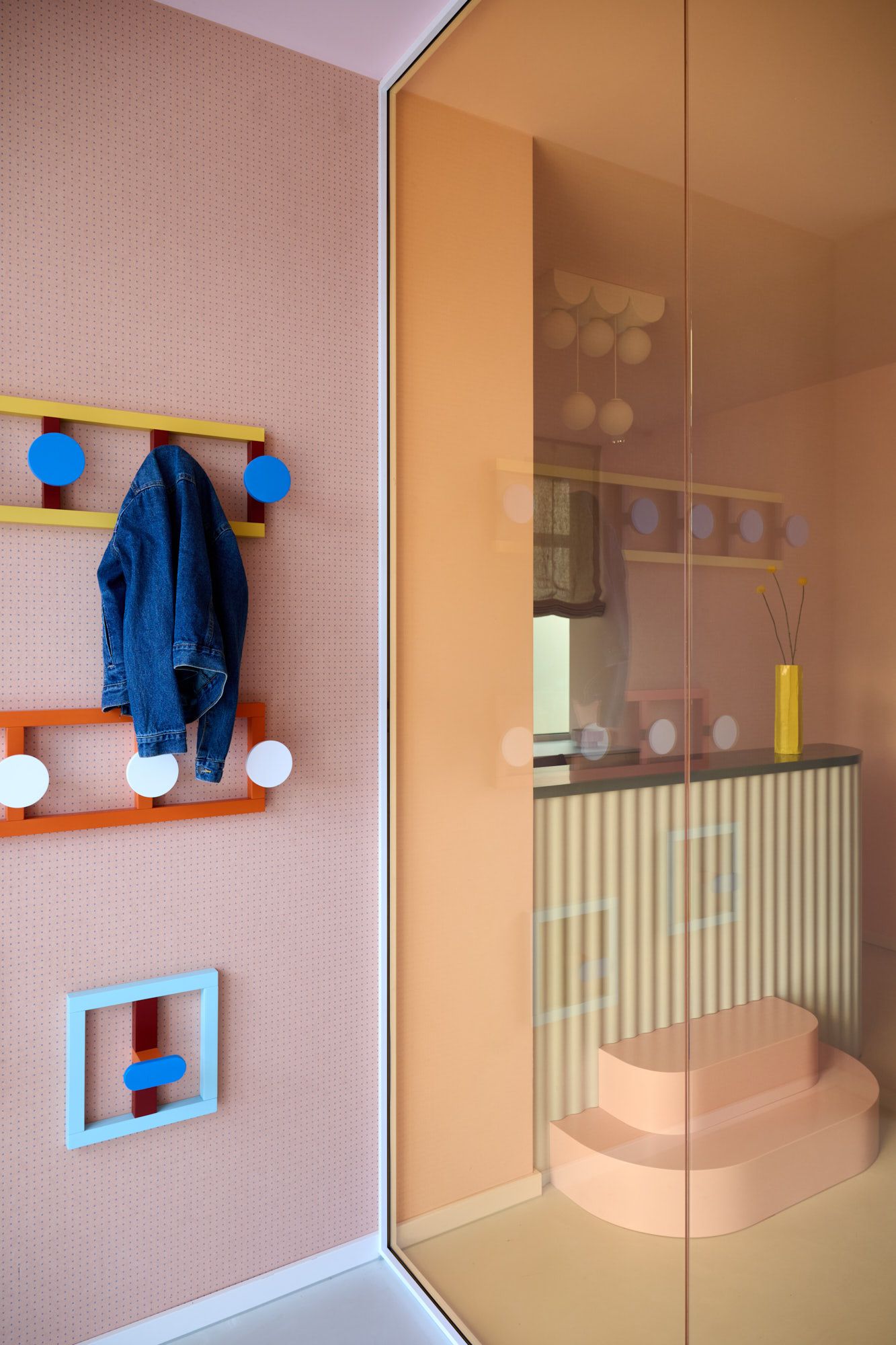 Diese farbenfrohe, spielerisch gestaltete Innenraumlösung überzeugt durch ein kreatives Designkonzept von Stephanie und schafft eine einladende, moderne Atmosphäre mit hohem Wiedererkennungswert für stilvolle Praxis- und Empfangsräume.