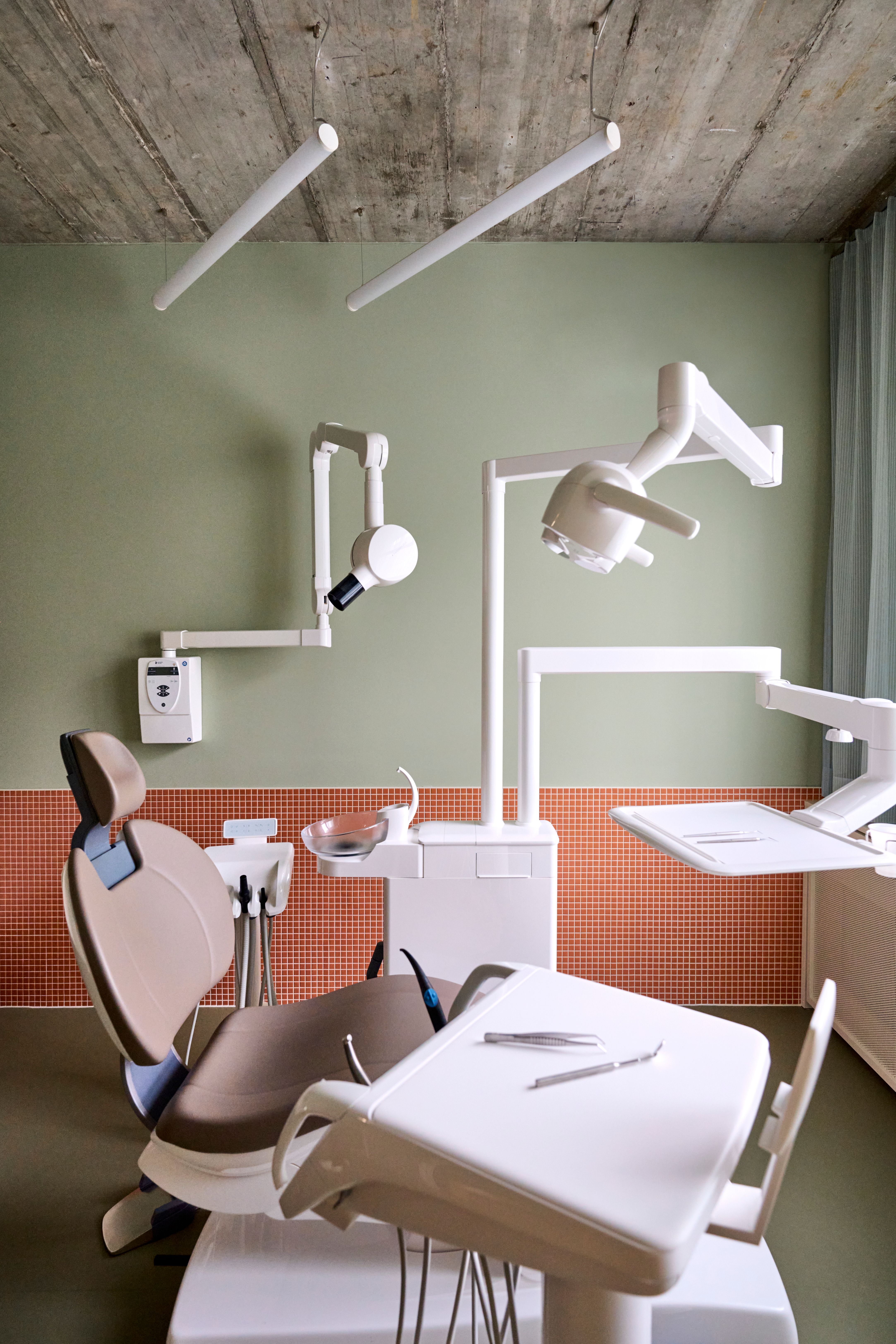 Behandlungsraum beim Lieblingszahnarzt im ikonischen Design von Stephanie Thatenhorst.