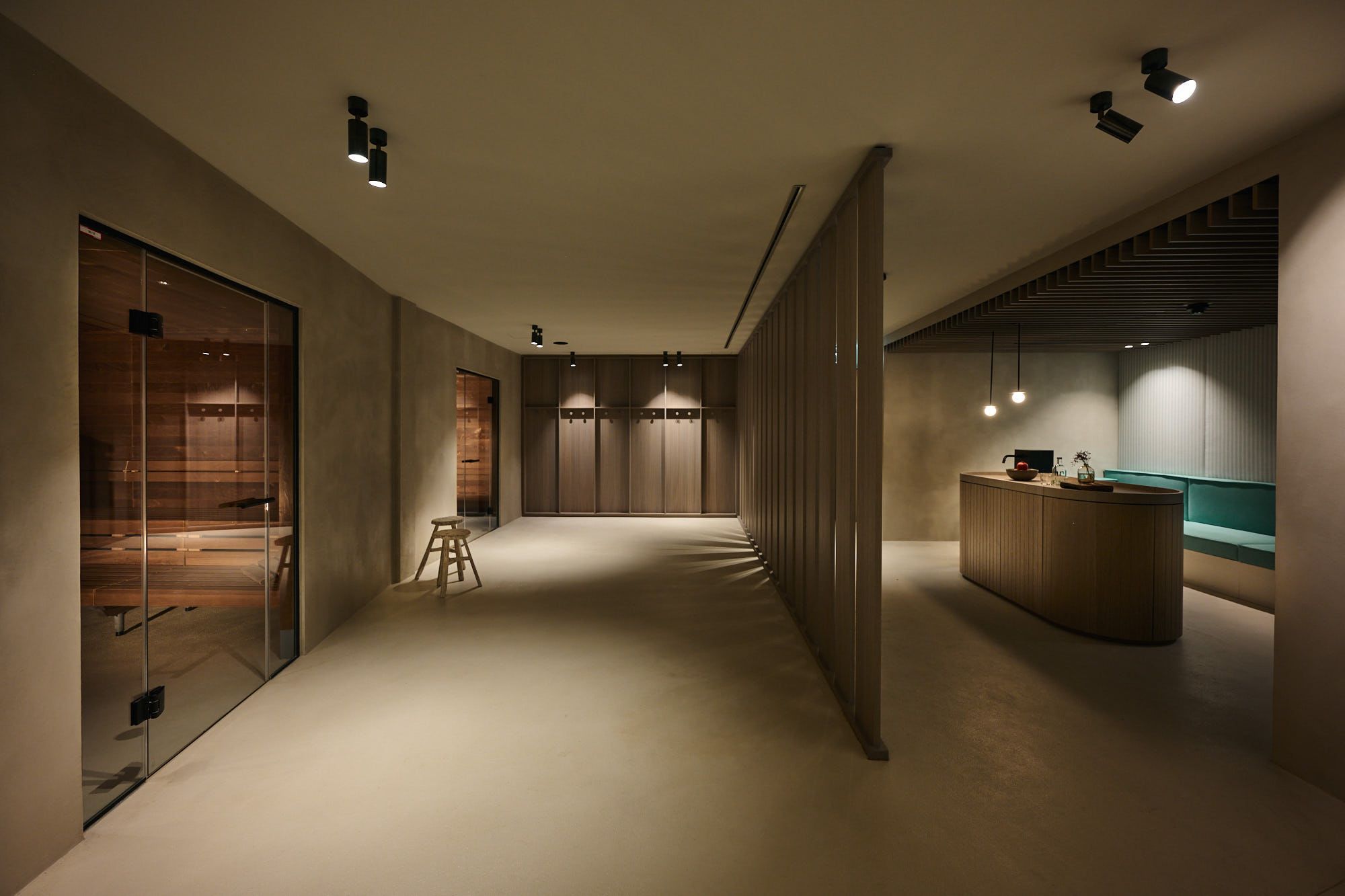 Der Saunavorraum des Ullrhaus Hotels präsentiert Stephanie Thatenhorsts modernen, klar strukturierten Designansatz.