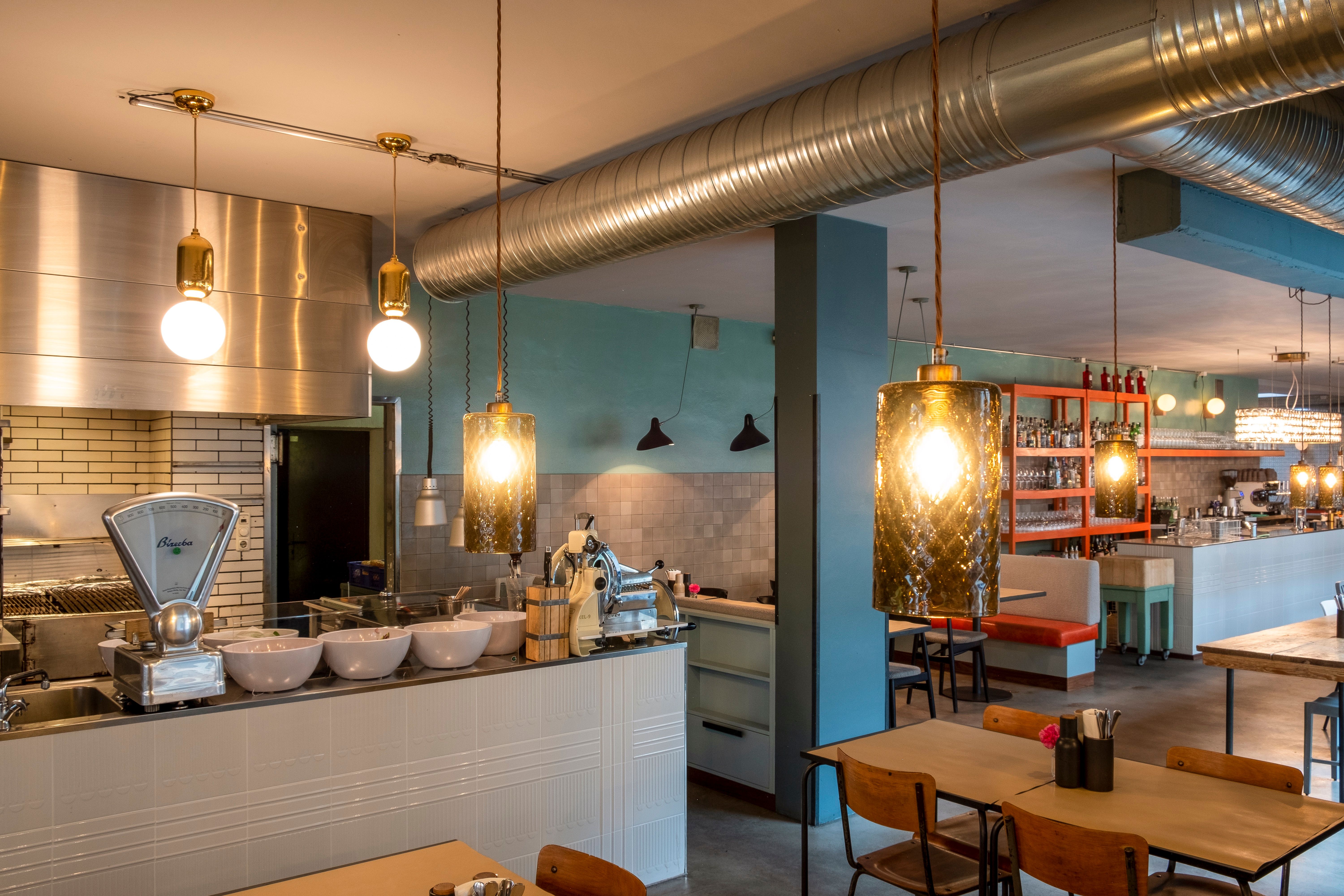 Der Barbereich des Theresa Grill Restaurants wurde als zentraler Treffpunkt mit klarer Linienführung und hochwertiger Materialität gestaltet.