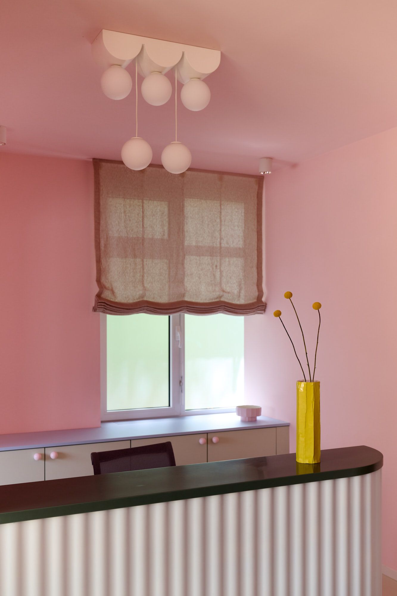 Modern gestaltete Zahnarztpraxis mit farbenfrohem, kinderfreundlichem Interior – entworfen von Stephanie – vereint Design, Wohlfühlatmosphäre und zeitgemäße Praxisarchitektur für ein positives Patientenerlebnis.