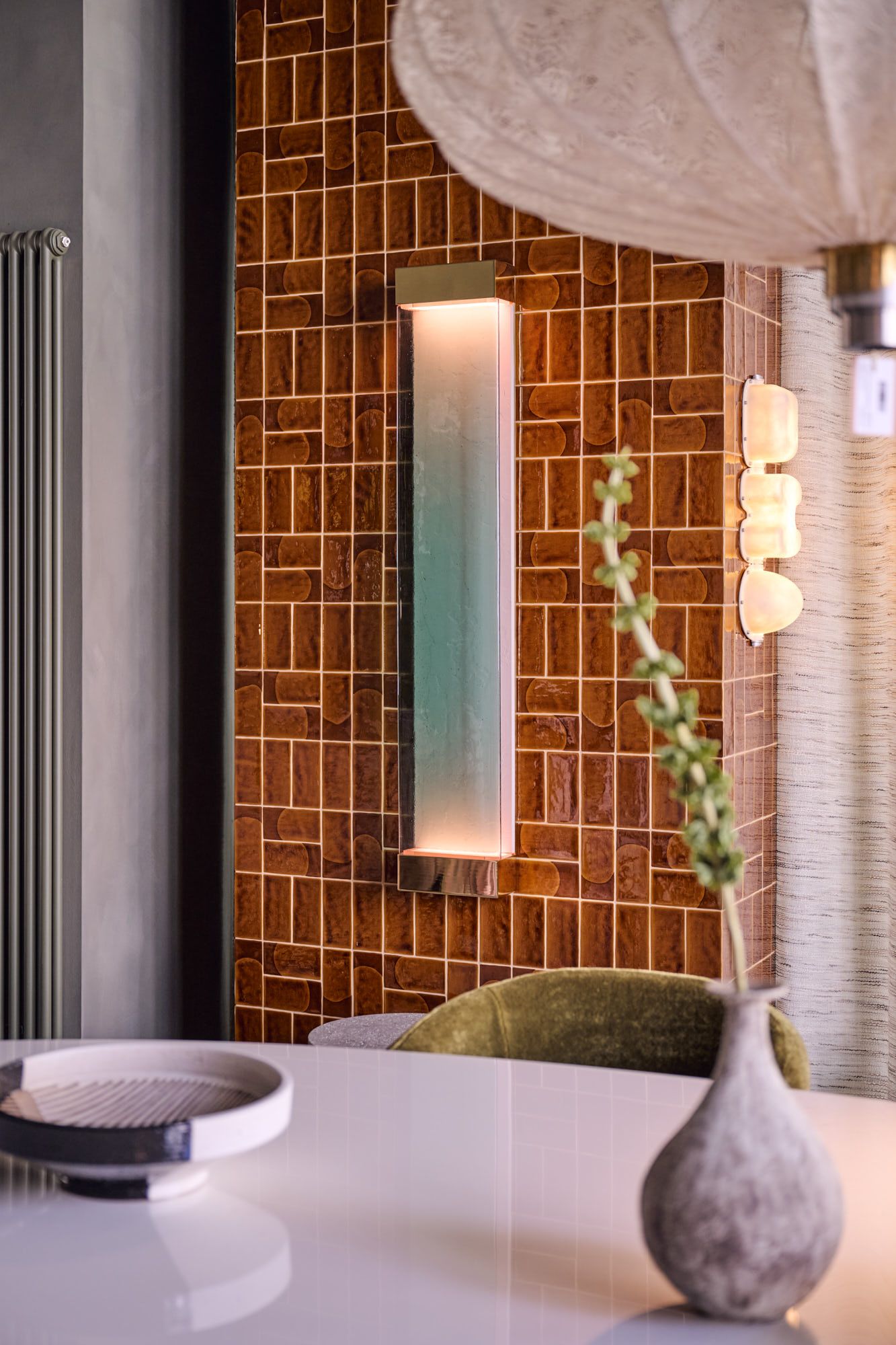 Die Wandlampe von Draga & Aurel setzt im Showroom von Stephanie Thatenhorst stilvolle Akzente und unterstreicht das exklusive Interior Design mit hochwertiger Lichtinszenierung.