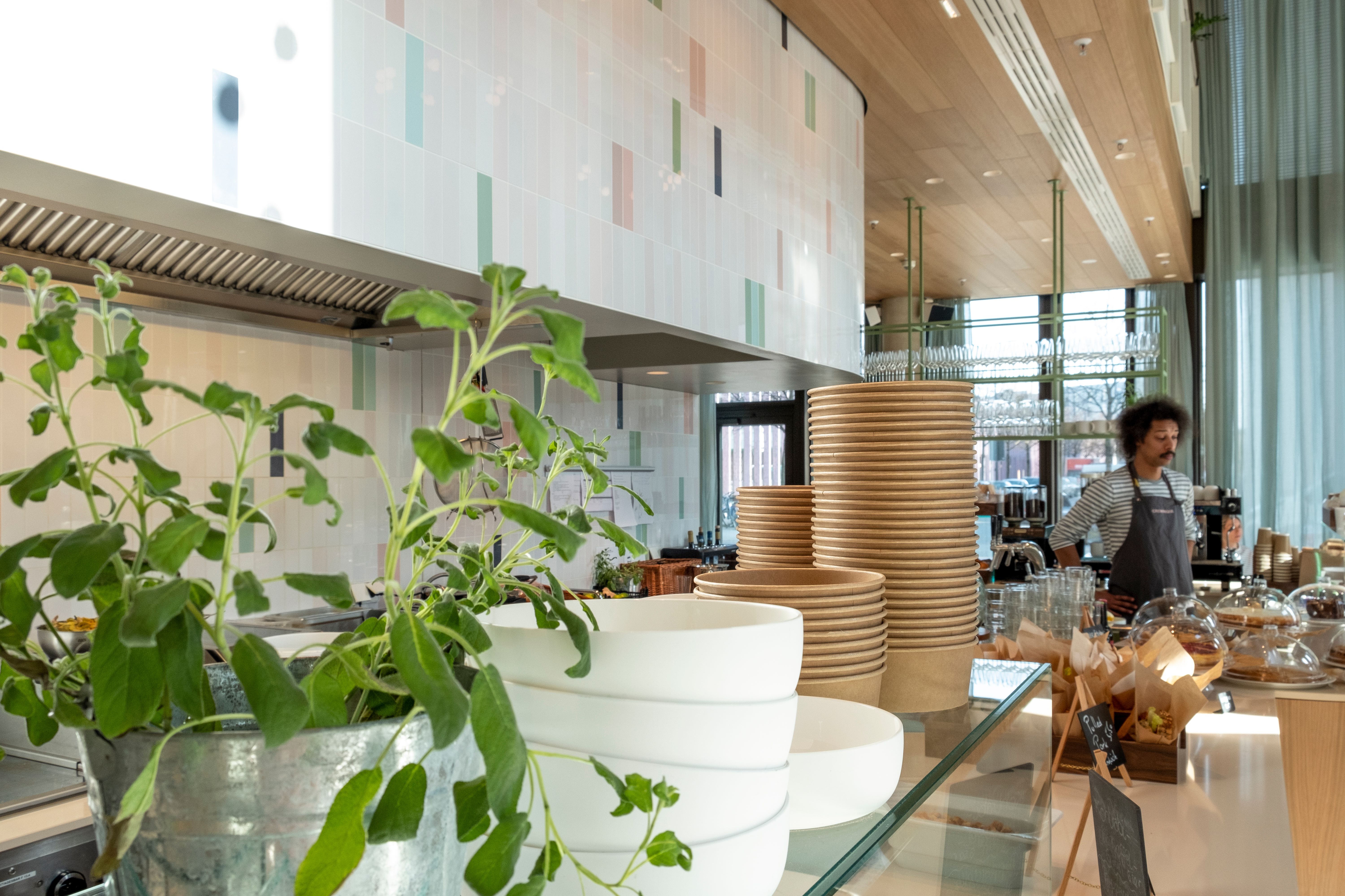 Die offene Küche im Lilli P verbindet Funktionalität mit designorientierten Materialien und unterstreicht Stephanie Thatenhorsts ganzheitliches Raumkonzept.