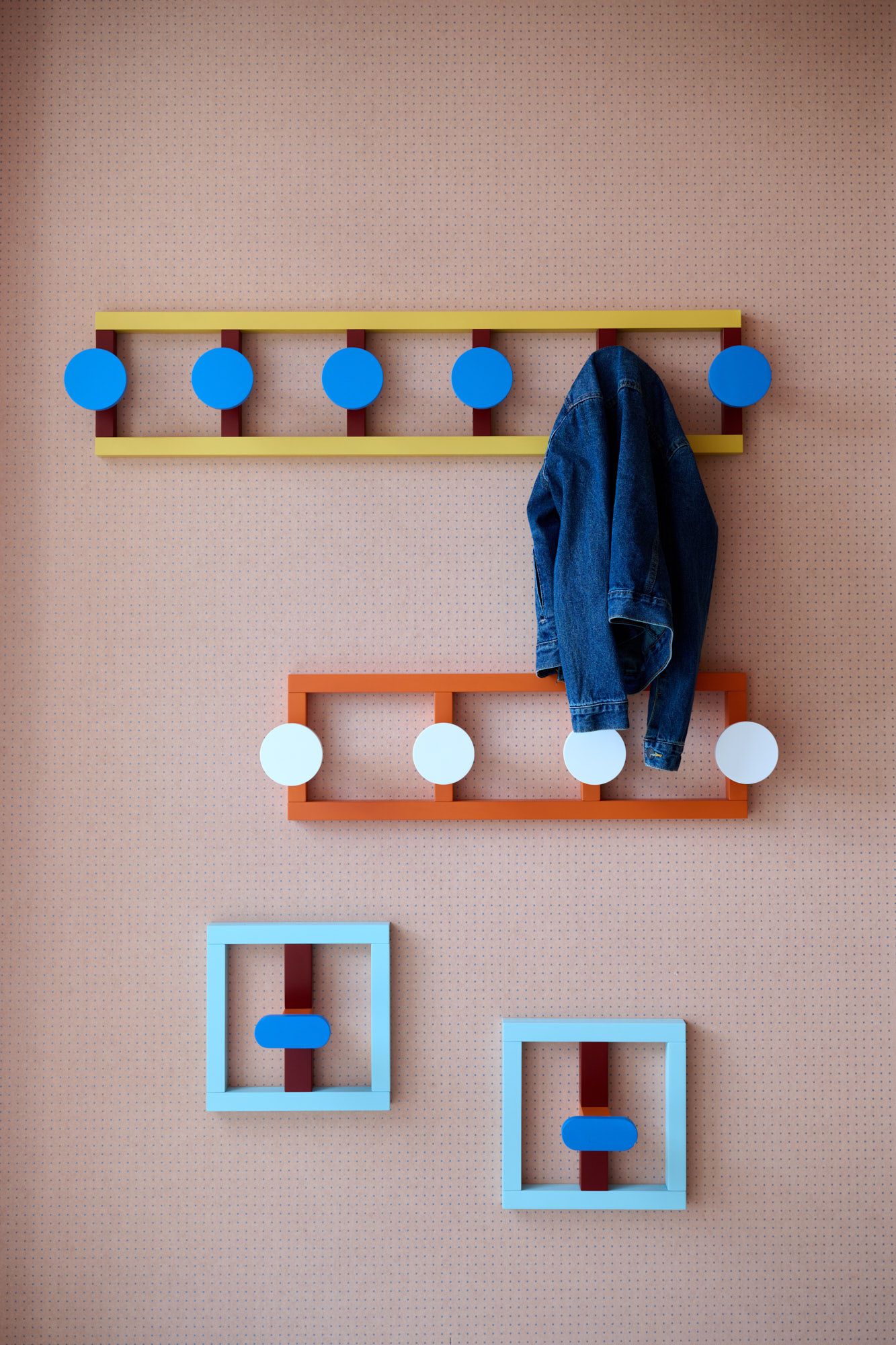 Farbenfrohe und kindgerechte Zahnarztpraxis mit einzigartigem Interior Design von Stephanie, das durch moderne Formen, spielerische Details und eine freundliche Atmosphäre für ein angenehmes Behandlungserlebnis für Groß und Klein sorgt.