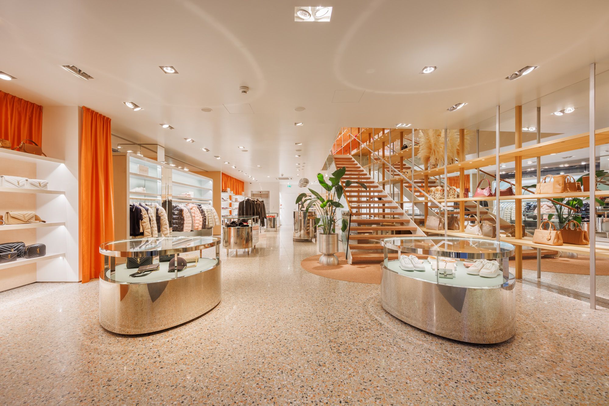 Moderner Fashion Store in Innsbruck, gestaltet von Interior-Designerin Stephanie Thatenhorst, mit stilvoller Raumarchitektur, hochwertigen Materialien und einem exklusiven Ambiente für ein einzigartiges Einkaufserlebnis.