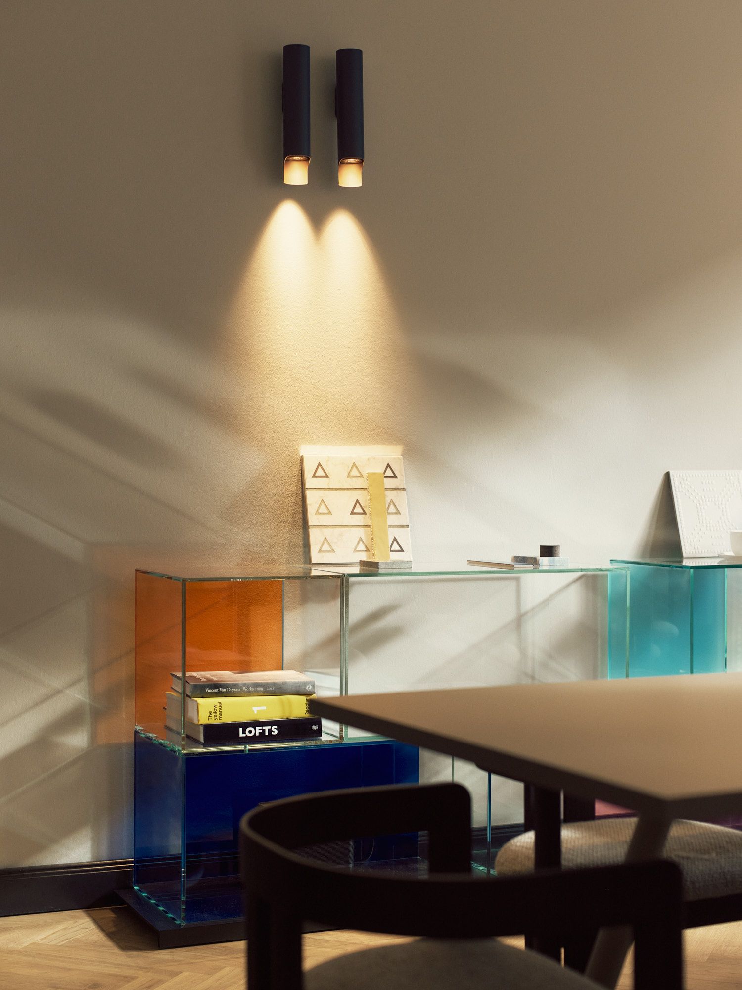 Lichtobjekte und reduzierte Möblierung definieren die gestalterische Klarheit im Stephanie Thatenhorst Interior Design Office.