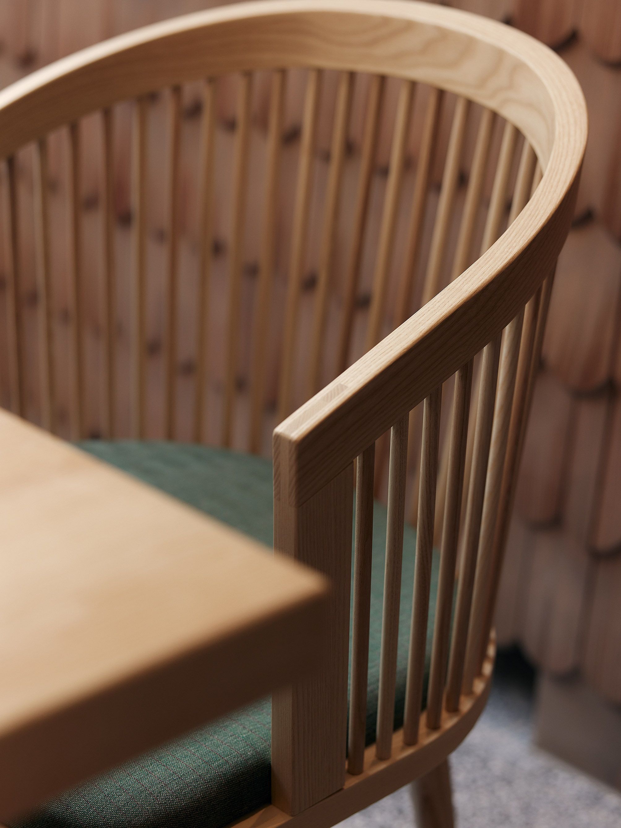 Die blau akzentuierte Schrankfront mit roten Details betont die farbpräzise und handwerklich hochwertige Gestaltung von Stephanie Thatenhorst im Benediktiner Weissbräuhaus.