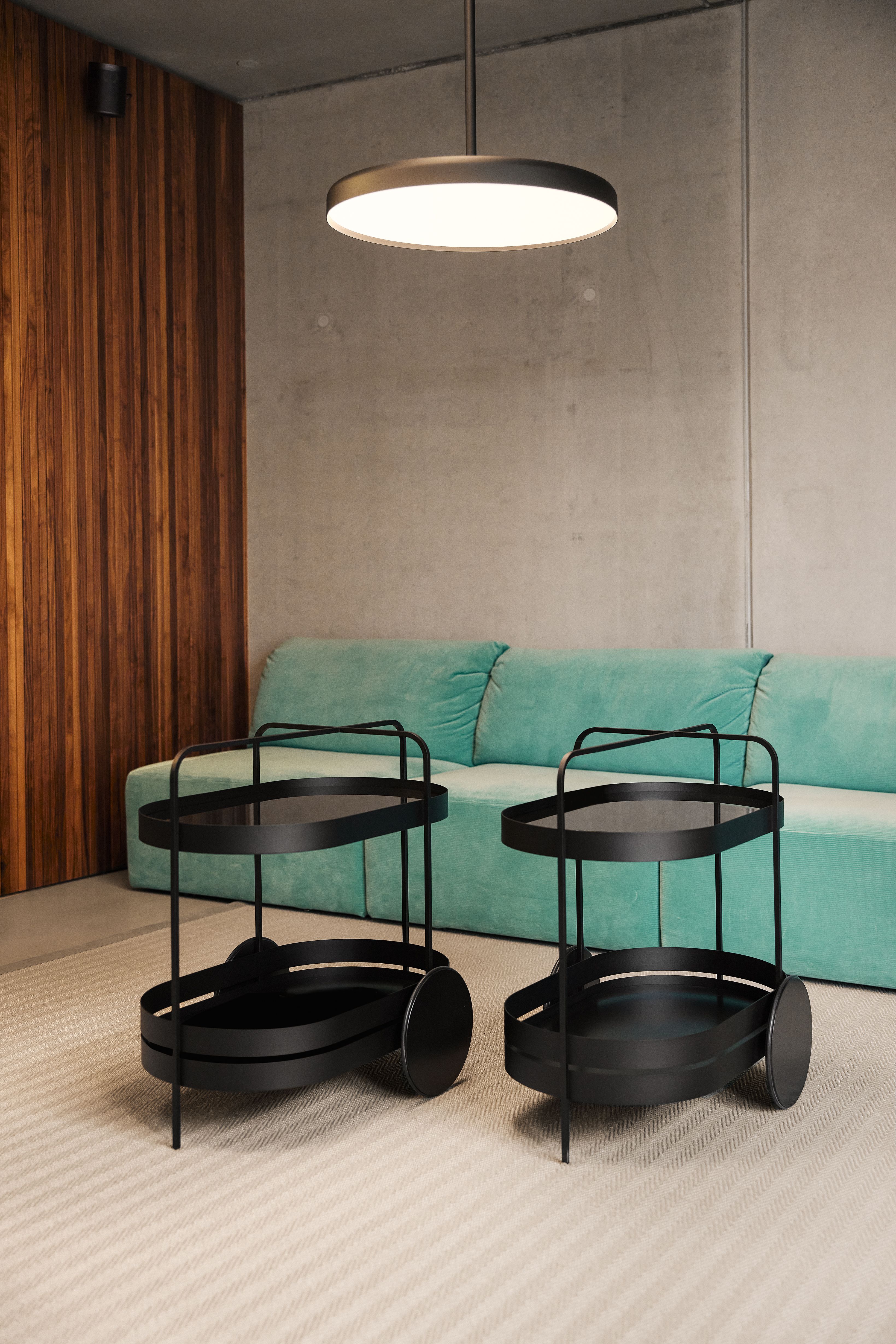 Moderne Beleuchtung, hochwertige Materialien und klare Strukturen prägen das Interior der Zahnarztpraxis Kempten nachhaltig.