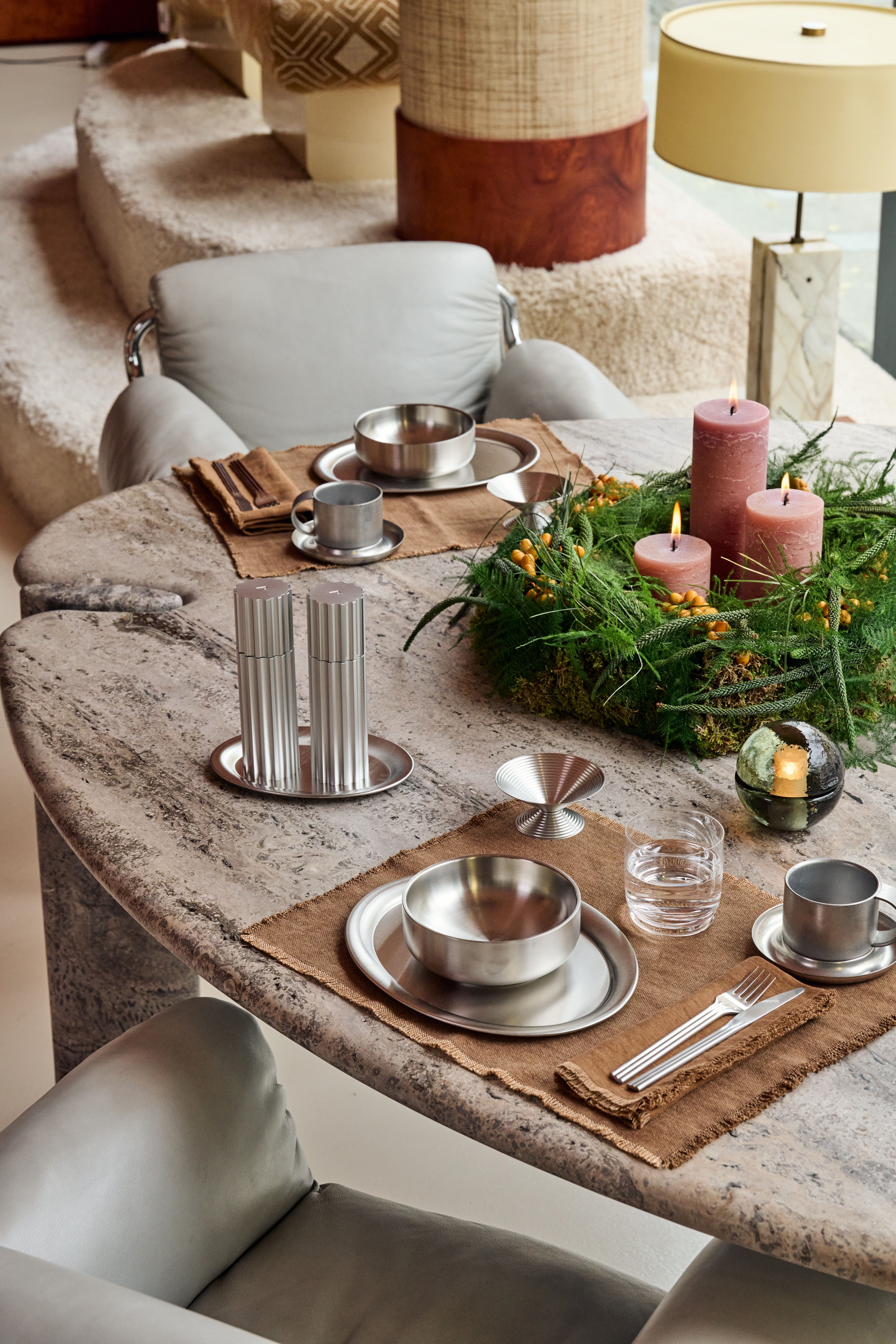 Ein farbenfrohes Blumenarrangement in einer markanten, rot-weiß gestreiften Designer-Vase setzt einen lebendigen, modernen Akzent im Interieur.