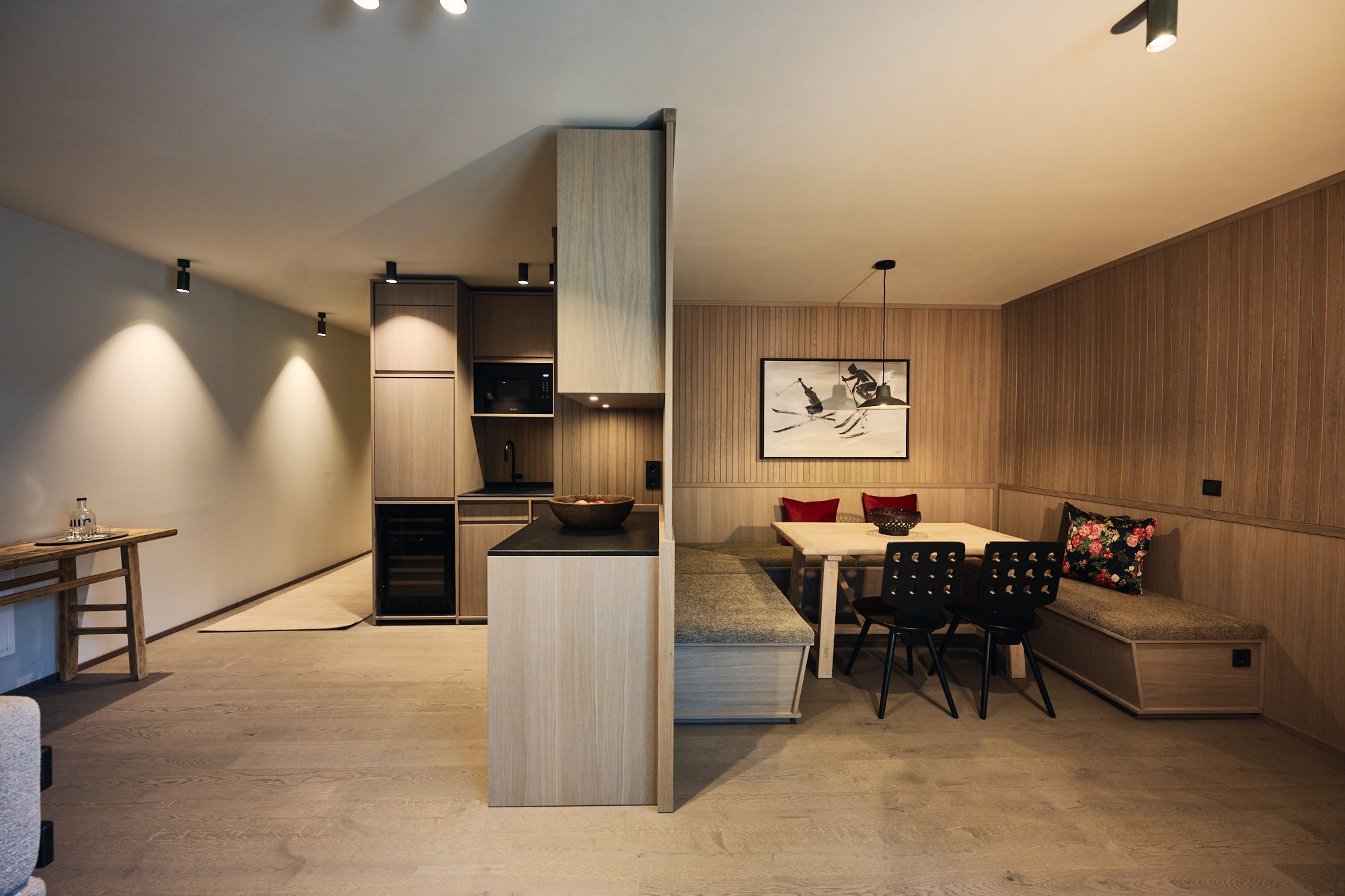 Die Küche und Esszone im Ullrhaus zeigt Stephanie Thatenhorsts charakteristische Balance aus Funktionalität, Holzstrukturen und zeitgenössischer Eleganz.