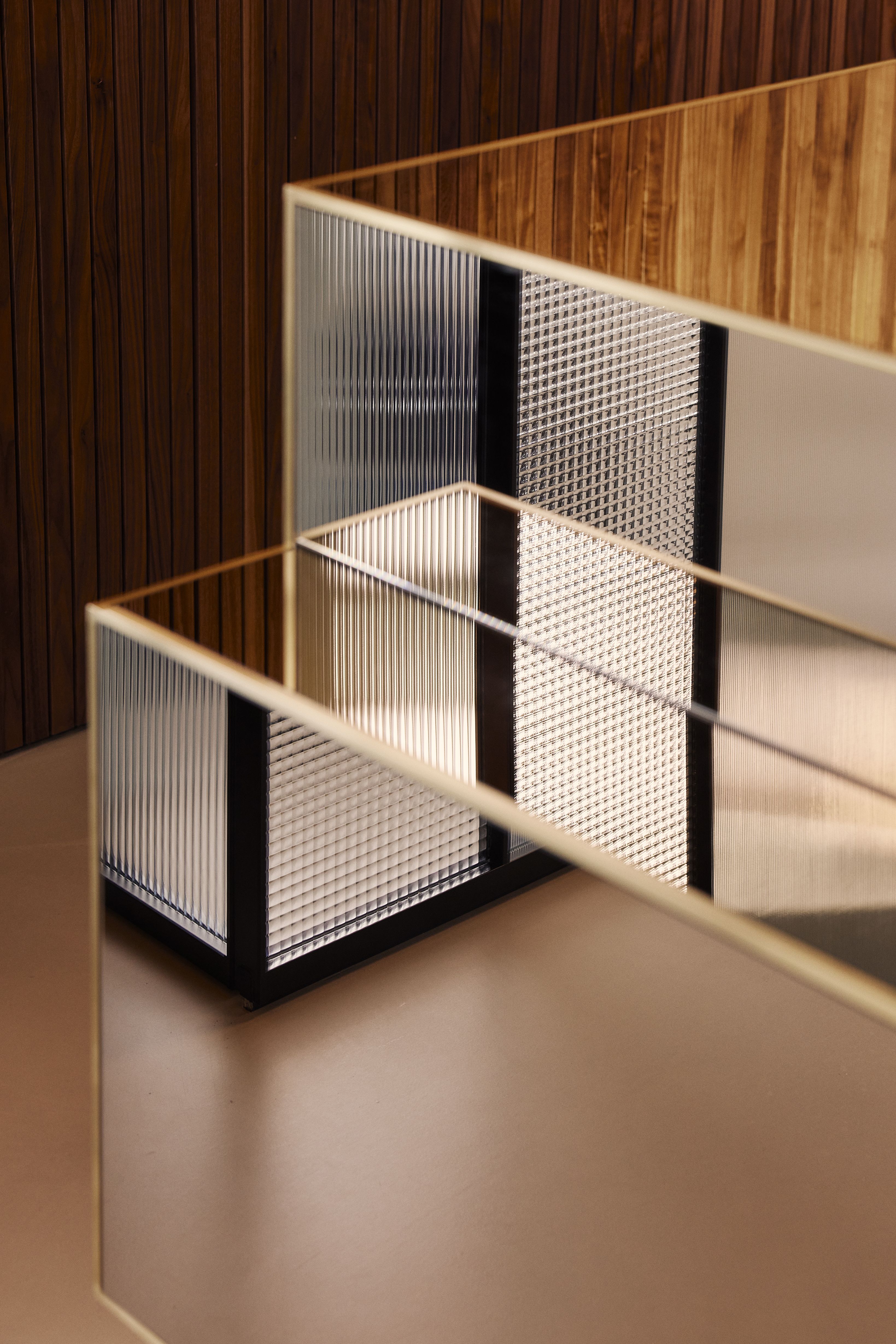 Glas- und Metallelemente sorgen in der Zahnarztpraxis Kempten für Transparenz und eine klare, moderne Raumwirkung.