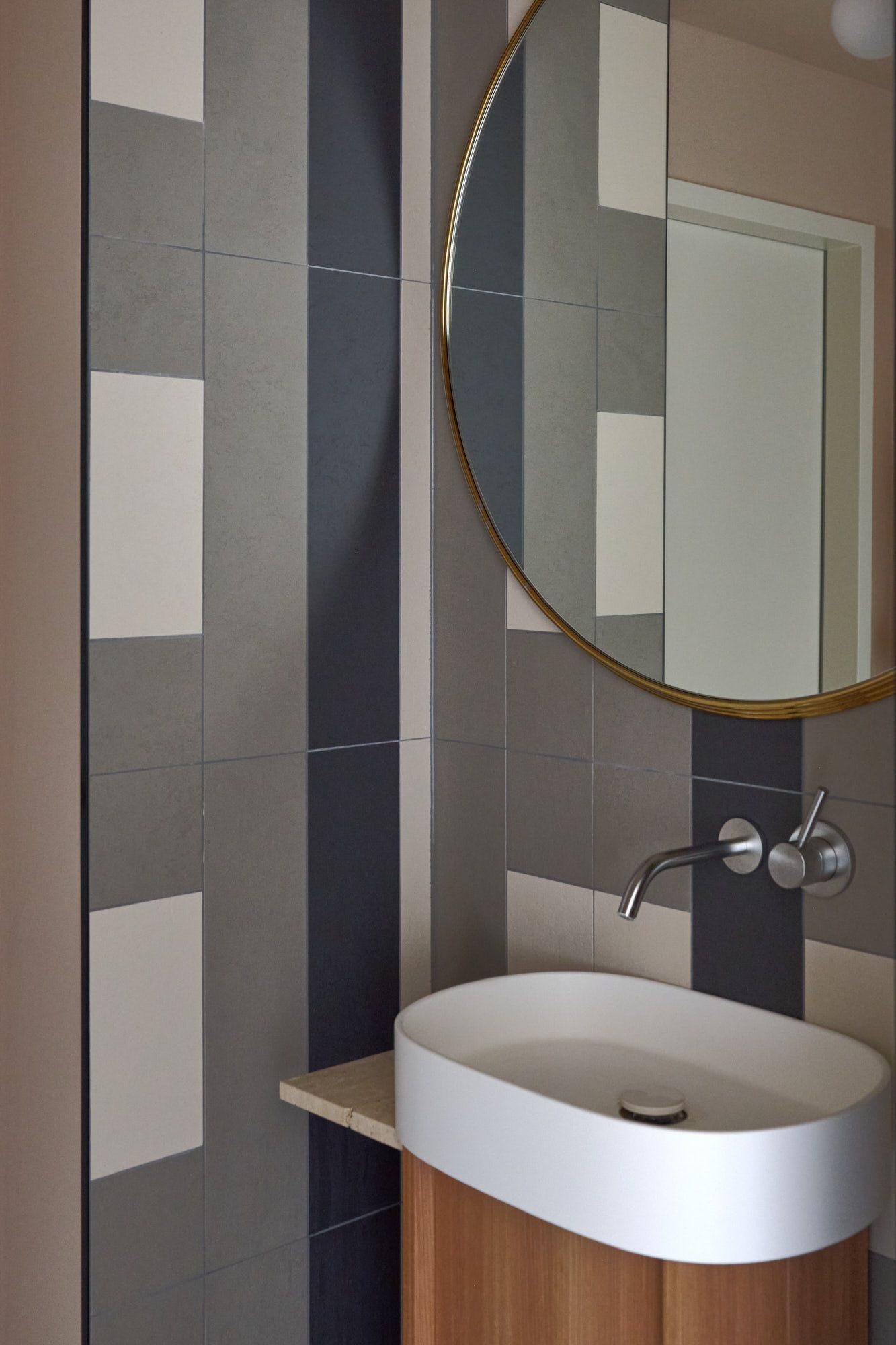 Durch grafische Fliesenrhythmen, klare Linien und warme Materialakzente gestaltet Stephanie Thatenhorst in diesem Projekt ein modernes und repräsentatives Büro-WC.