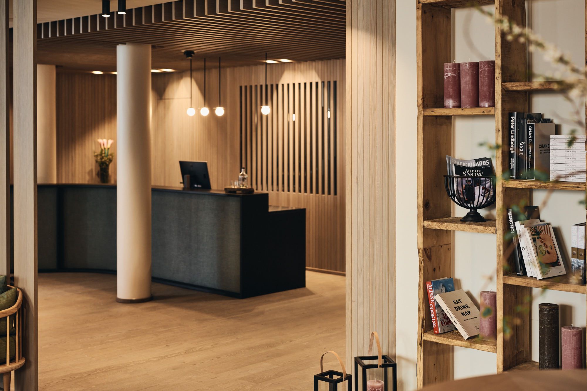 Der Empfangsbereich des Ullrhaus Hotels vereint klare Linien und natürliche Materialien, wie sie für die Innenarchitektur von Stephanie Thatenhorst typisch sind.