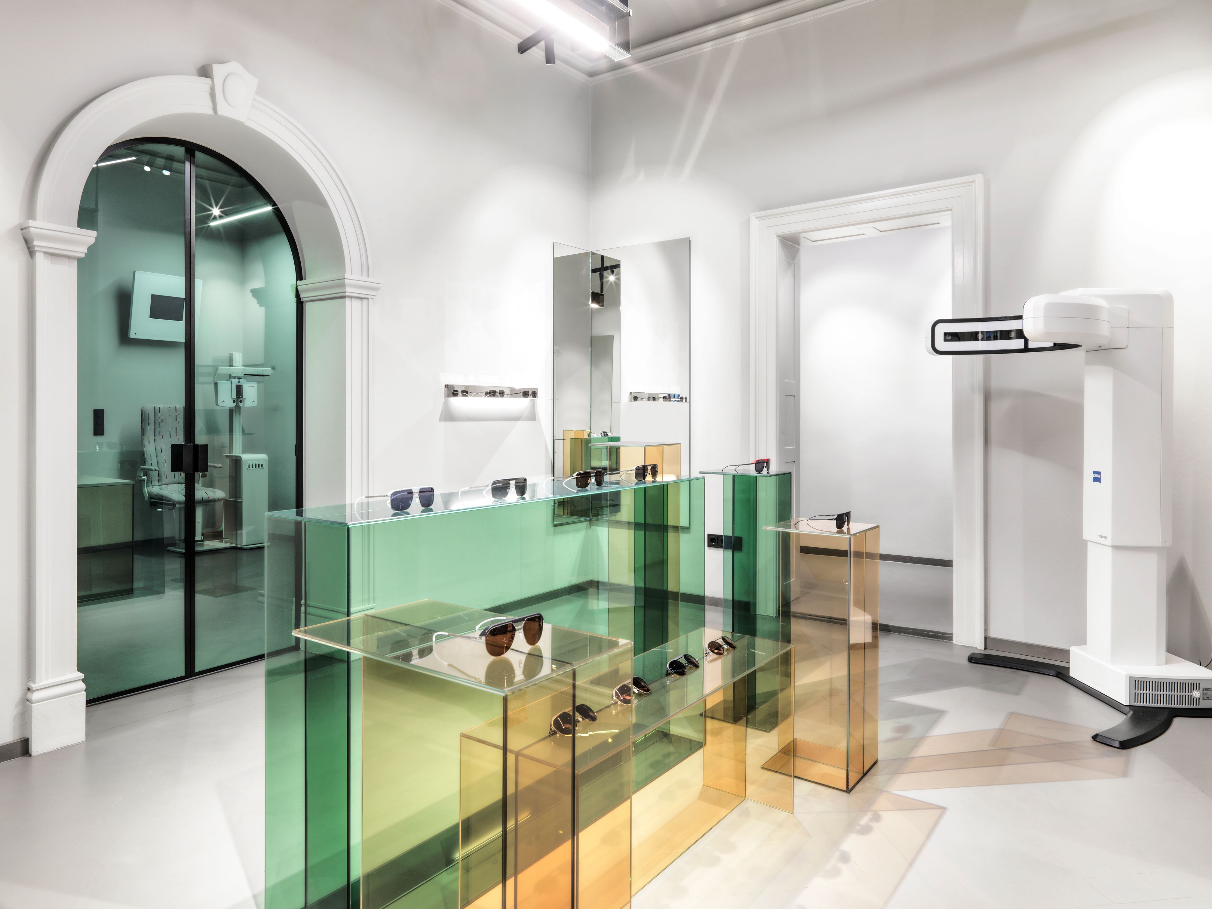 Der Untersuchungs- und Beratungsbereich des Mykita Shops München zeigt Stephanie Thatenhorsts harmonische Verbindung von Funktionalität und ästhetischer Klarheit.