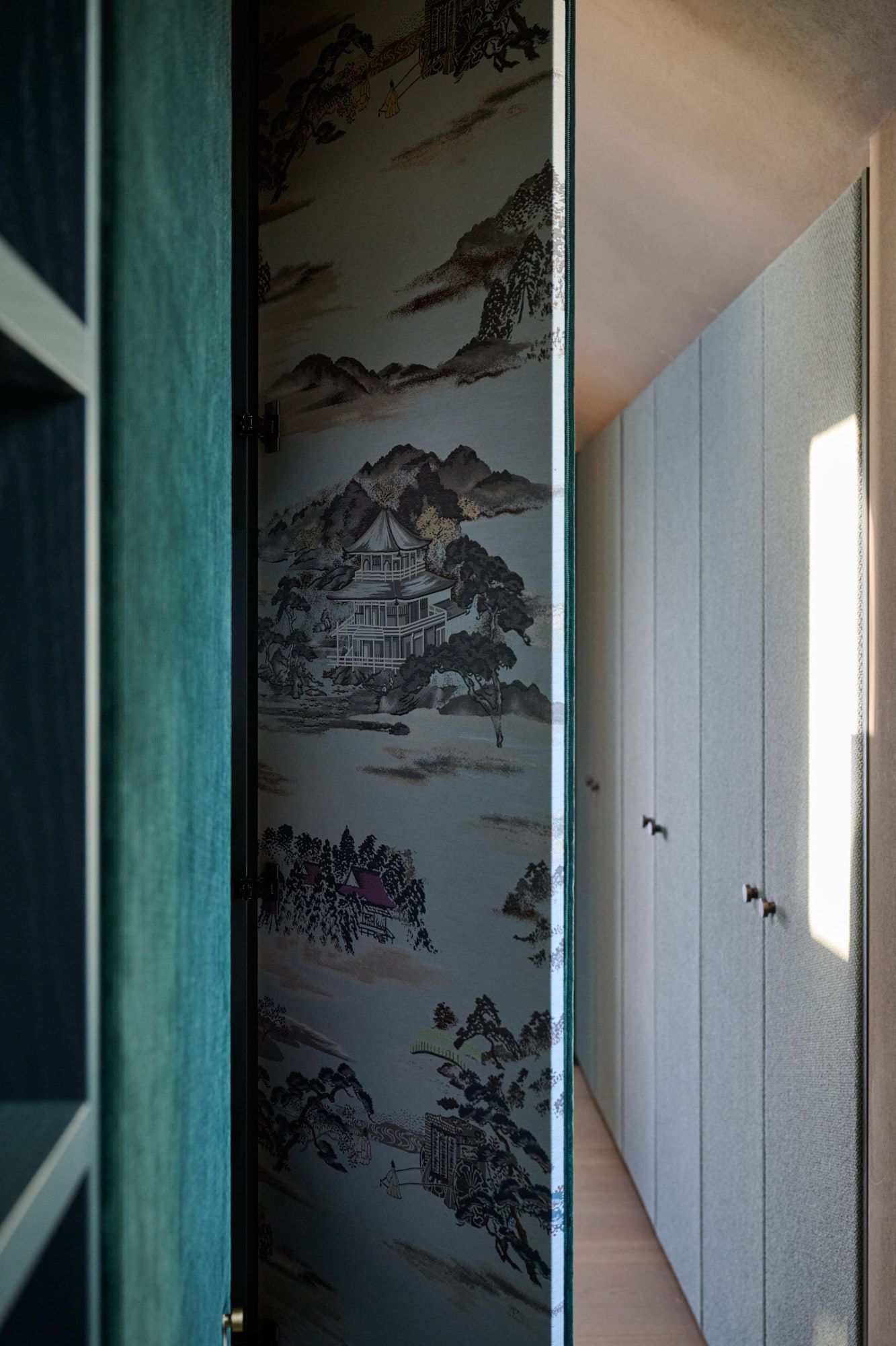 Detailverliebtes Schrank-Design von Stephanie Thatenhorst mit eleganter Innenverkleidung und hochwertiger Textiloberfläche.