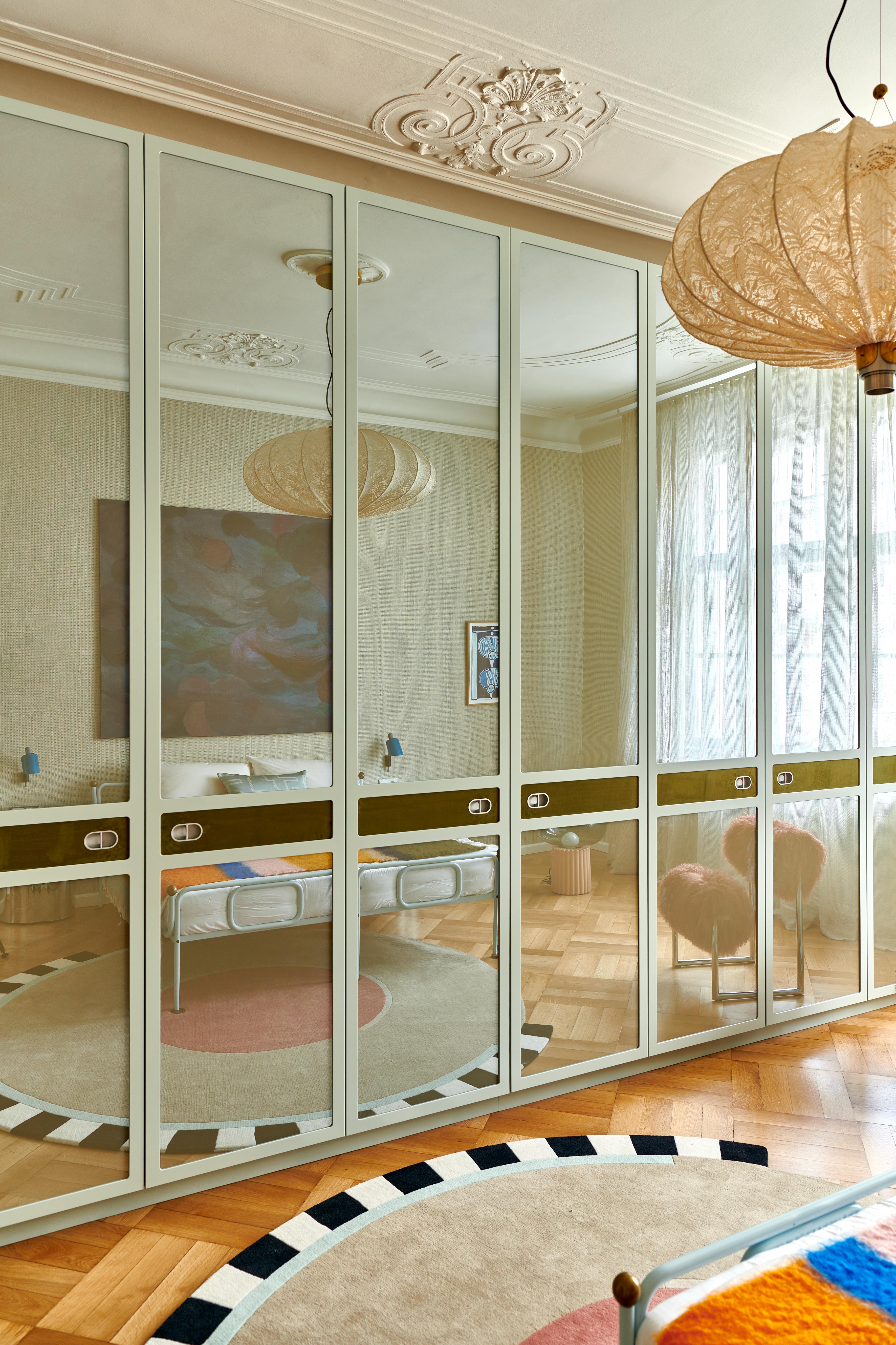 Das Schlafzimmer der Showflat im Stephanie-Thatenhorst-Design überzeugt mit reflektierenden Flächen, sanften Farben und kuratierten Designakzenten – ein eleganter, modern inszenierter Rückzugsort für exklusives Interior-Design.