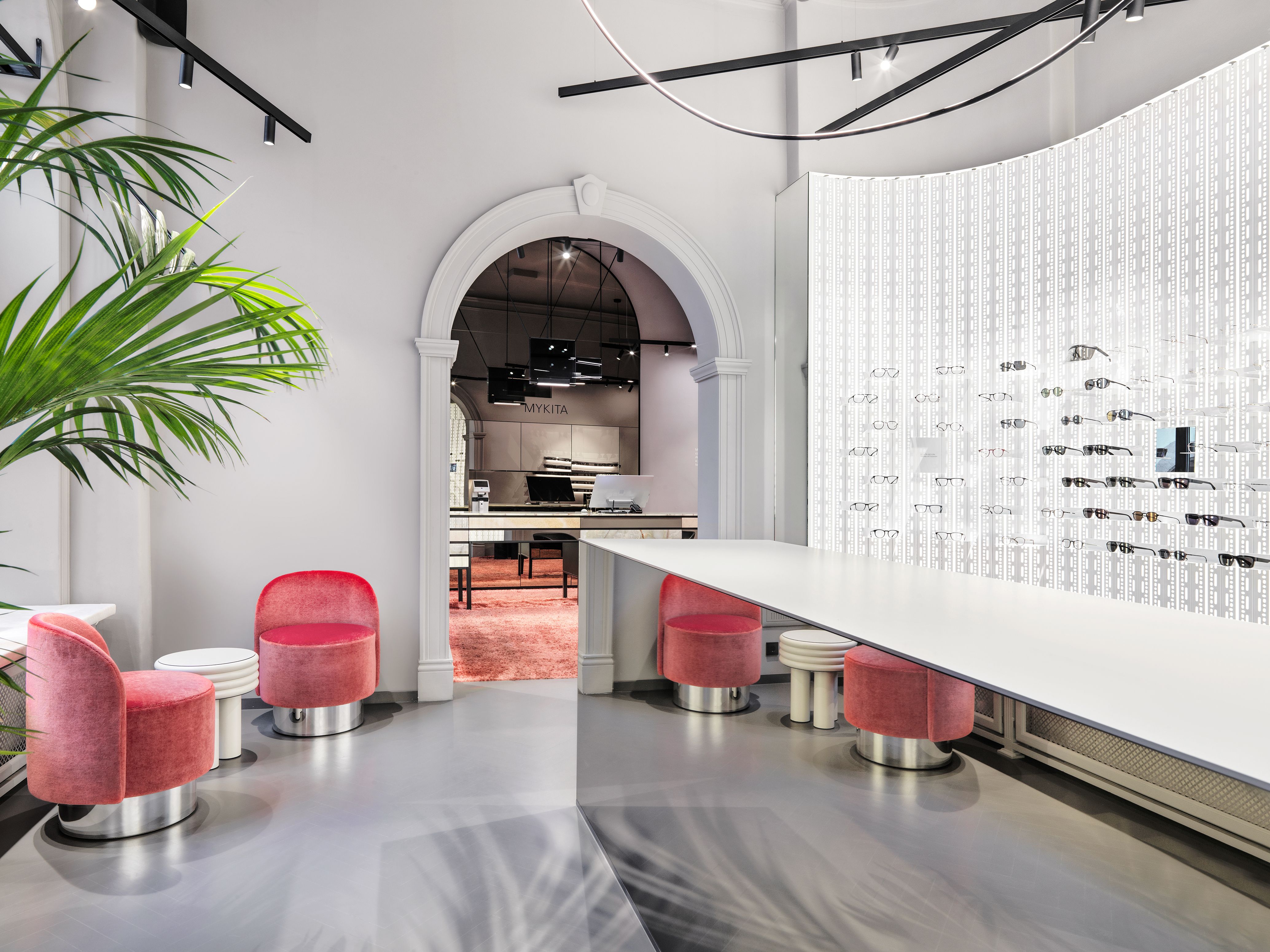 Die großzügige Raumgestaltung des Mykita Shops München hebt durch Stephanie Thatenhorsts Design klare Linien und sanfte Kontraste hervor.