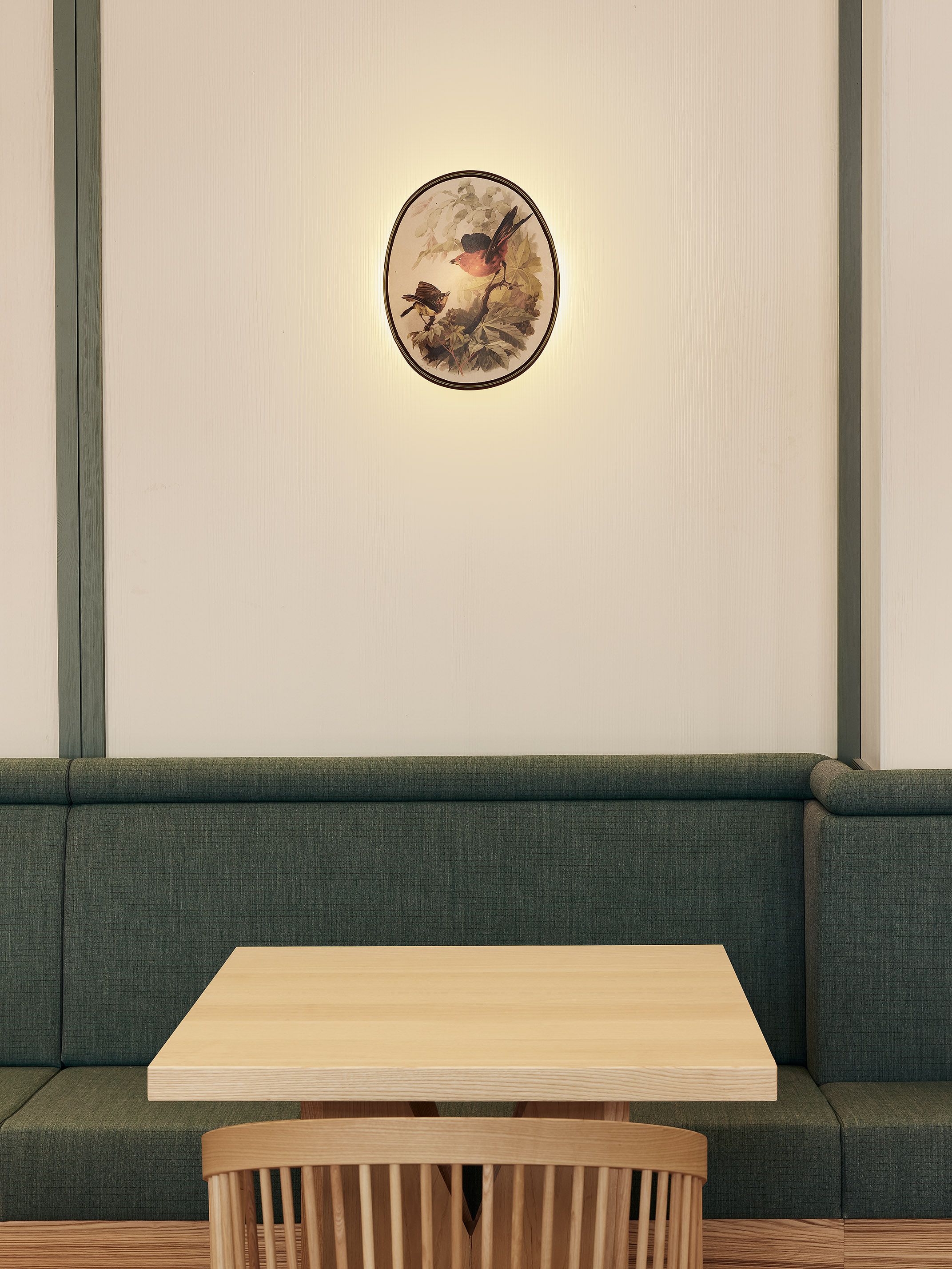 Klare Linien, helle Hölzer und gepolsterte Sitzbänke definieren den Gastraum des Benediktiner Weissbräuhauses als modernen Ort traditioneller Gastlichkeit.