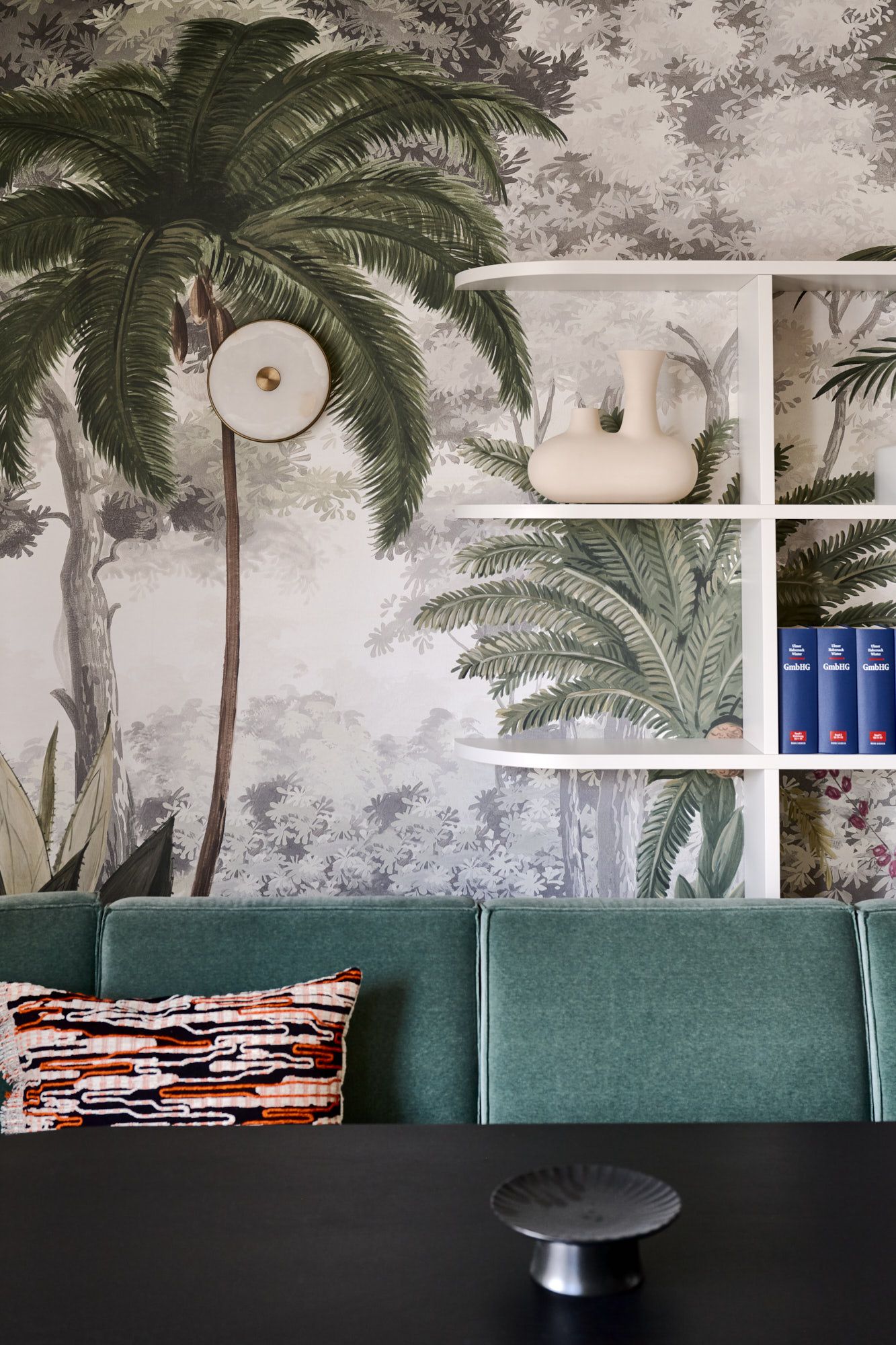 Dieses Projekt von Stephanie Thatenhorst vereint kunstvolle Wandgestaltung, maßgefertigte Möblierung und subtile Designakzente zu einem atmosphärisch eleganten Raumensemble.