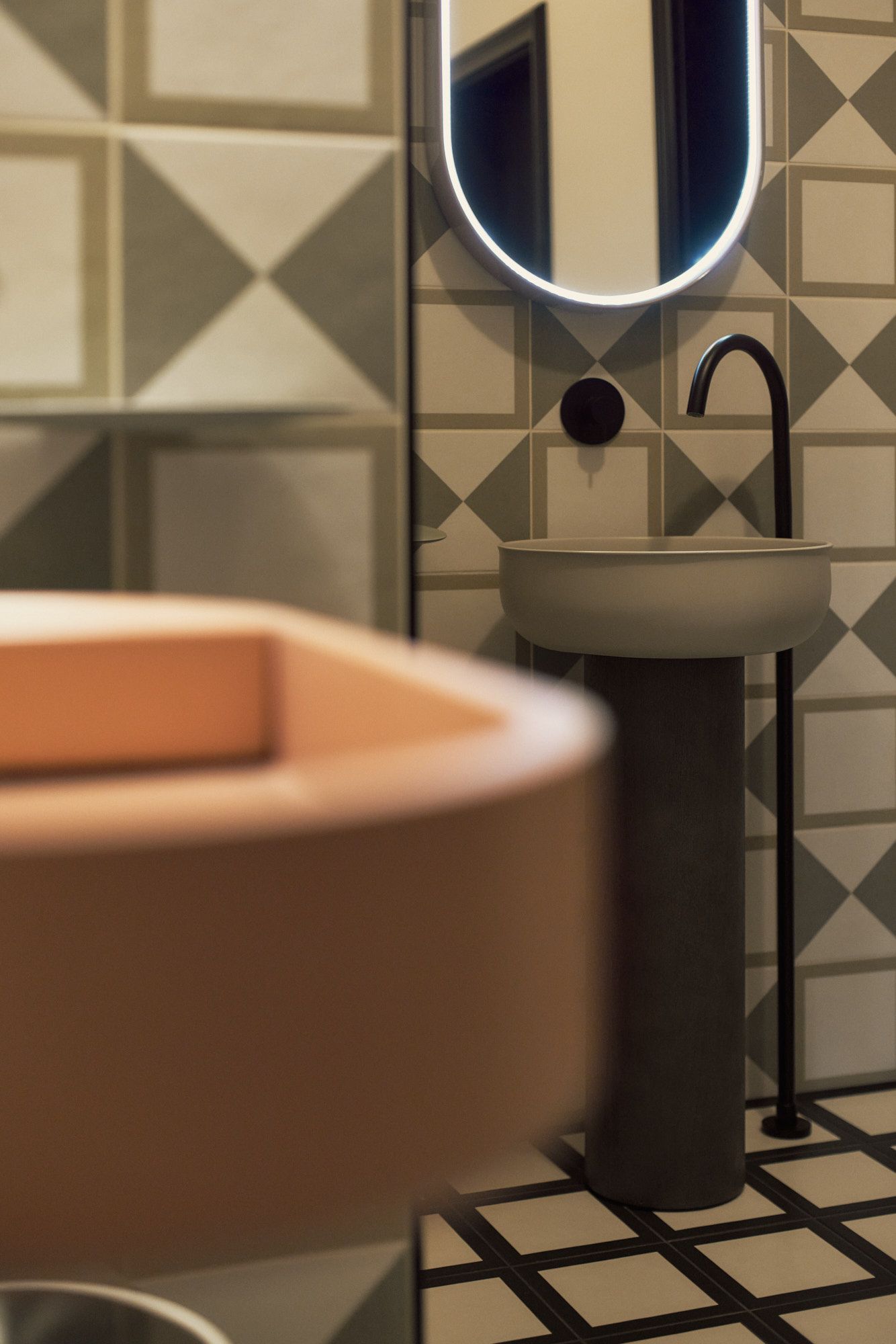 Minimalistischer Waschplatz mit skulpturalem Becken und integrierter Beleuchtung von Stephanie Thatenhorst Interior Design.