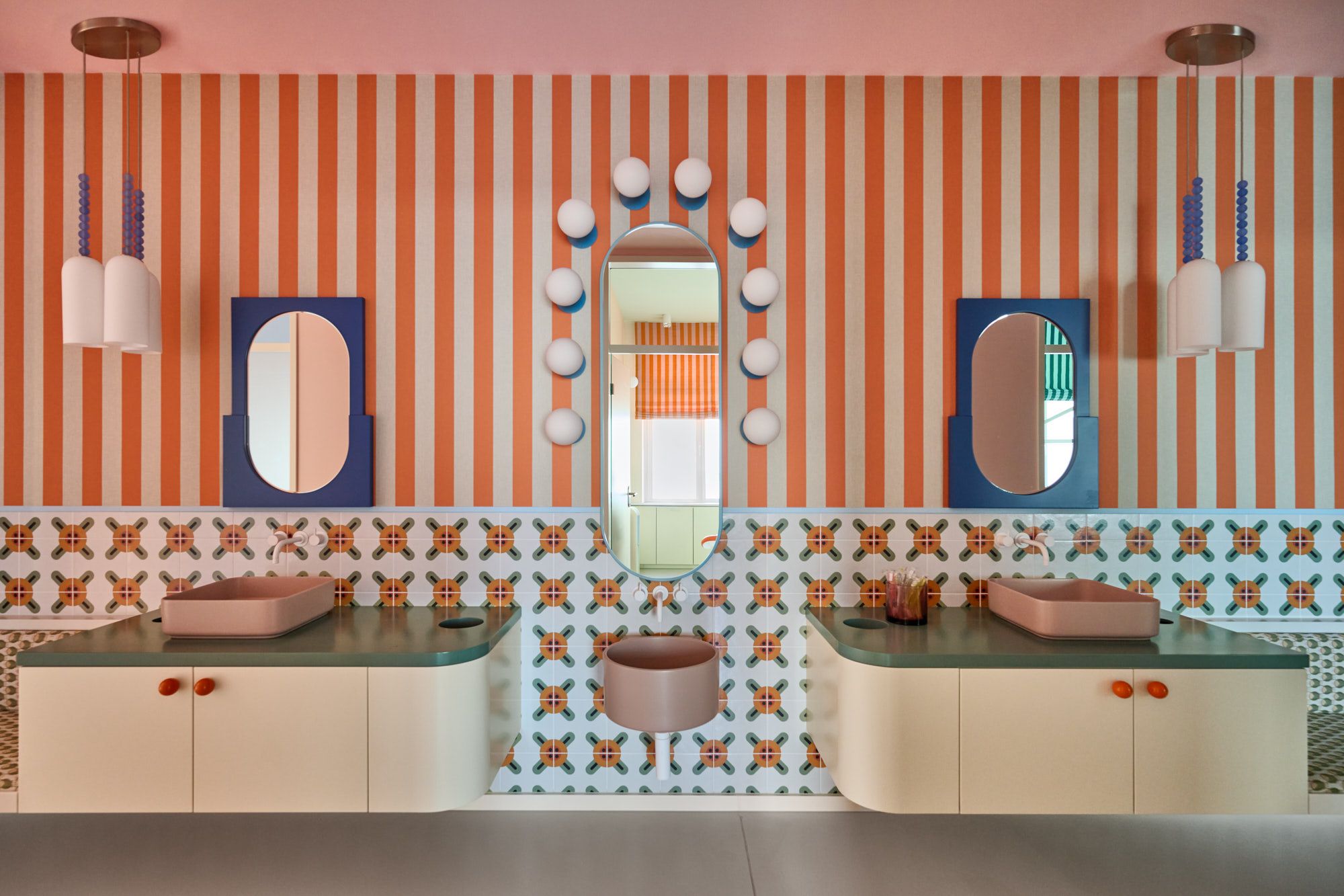 Moderne Zahnarztpraxis mit individuellem Interior Design von Stephanie Thatenhorst – ein einzigartiges Raumkonzept, das Ästhetik, Funktionalität und Wohlfühlatmosphäre auf höchstem Niveau vereint.