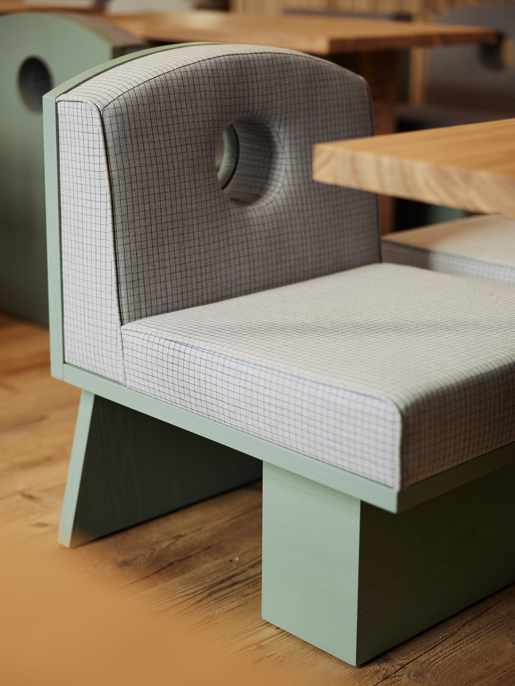 Die charakteristischen Sitzmöbel mit modern interpretierten klassischen Formen stärken das unverwechselbare Design des Benediktiner Weissbräuhaus.