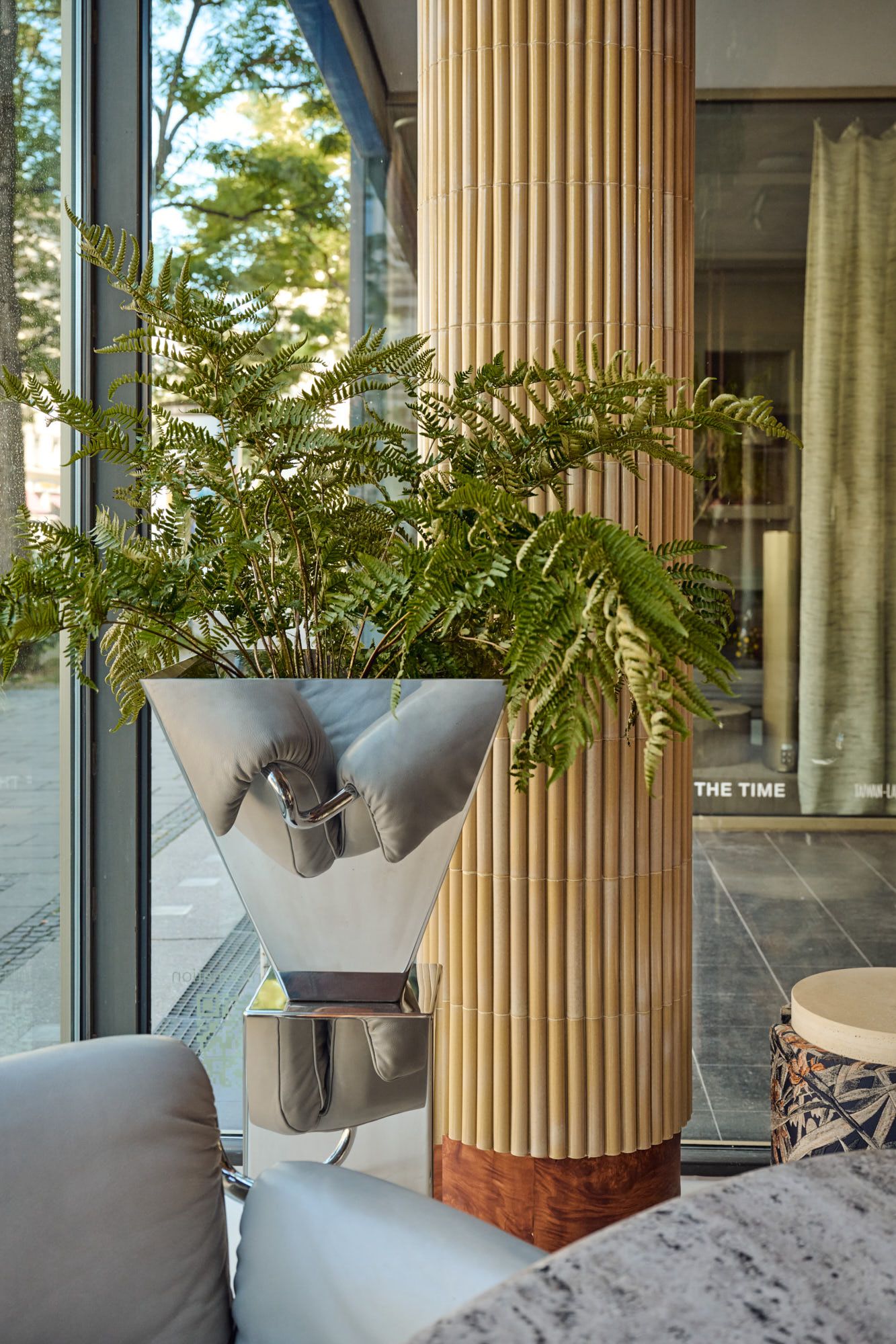 Stilvolle Begrünung und ikonische Designobjekte setzen im Showroom einen eleganten Akzent zwischen moderner Architektur und exklusivem Interior Design.