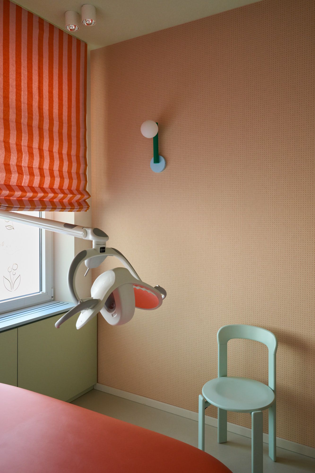 Moderne Zahnarztpraxis mit farbenfrohem Interior Design, spielerischen Formen und durchdachter Raumgestaltung, die eine freundliche, beruhigende Atmosphäre für Patienten und ein zeitgemäßes Praxisambiente schafft.