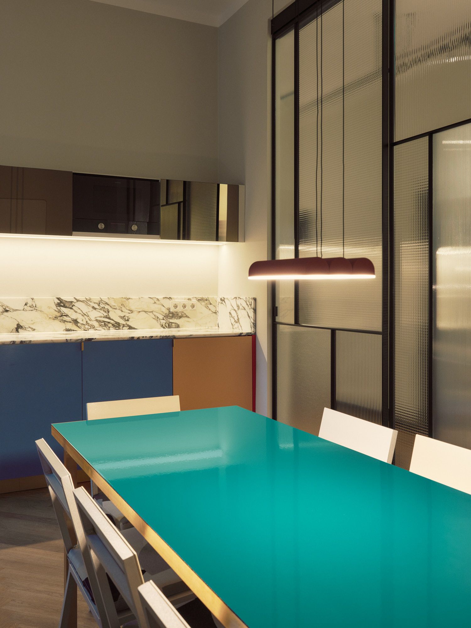 Moderne Küche mit Marmorarbeitsplatte, Farbflächen und Lichtführung von Stephanie Thatenhorst Interior Design Office.